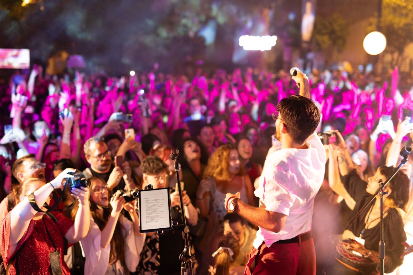 O Papazó στη σκηνή και κόσμος που τραγουδάει