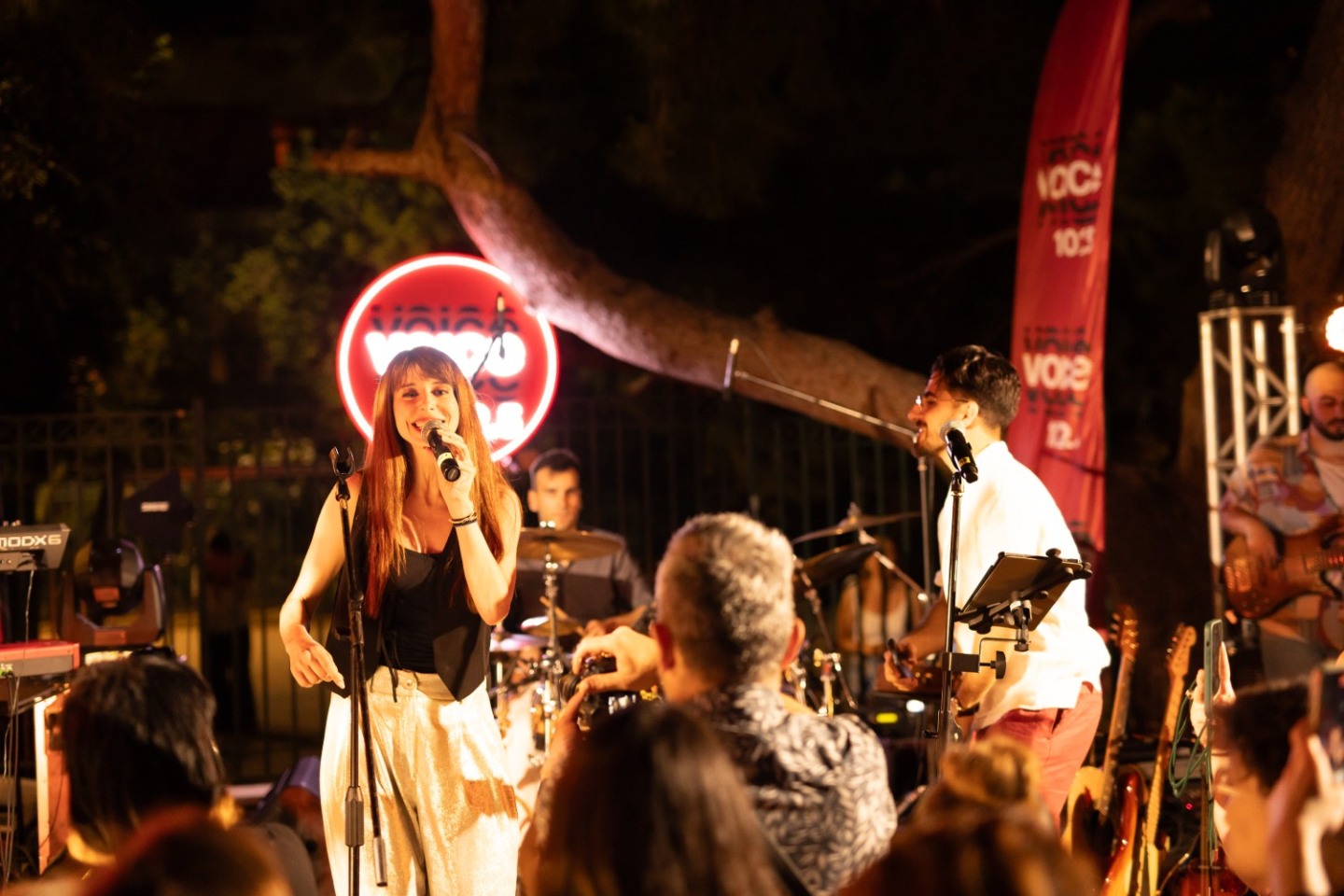 Ο Papazó με τη Μιρέλα Πάχου στην Πλατεία Δεξαμενής