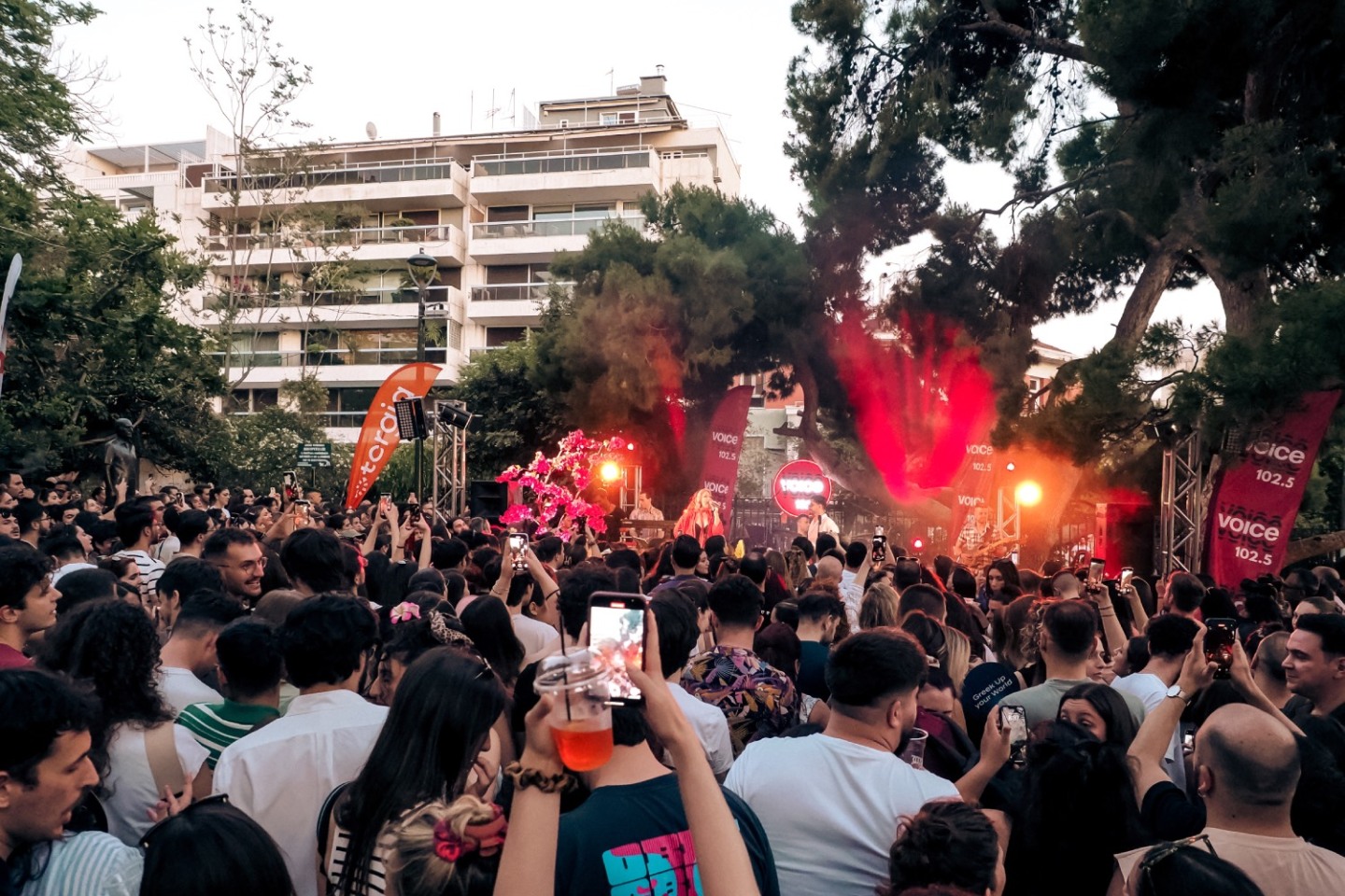 Ένας χρόνος με το μπαλκόνι του Papazó, από τον Voice102.5 