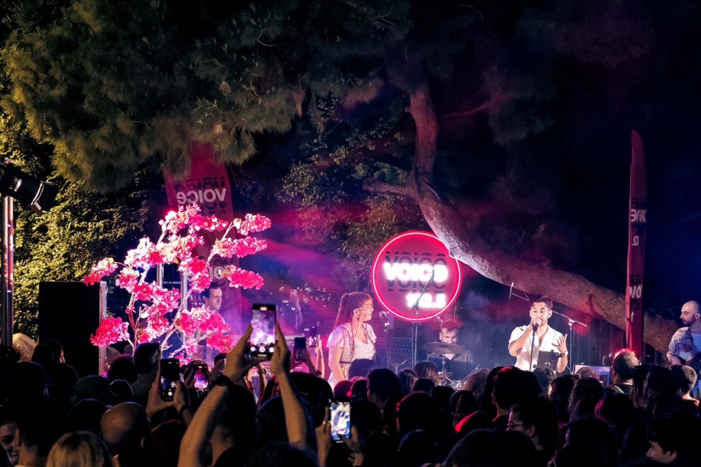 Η Άρτεμις Κυριακοπούλου με τον Papazó στην Πλατεία Δεξαμενής