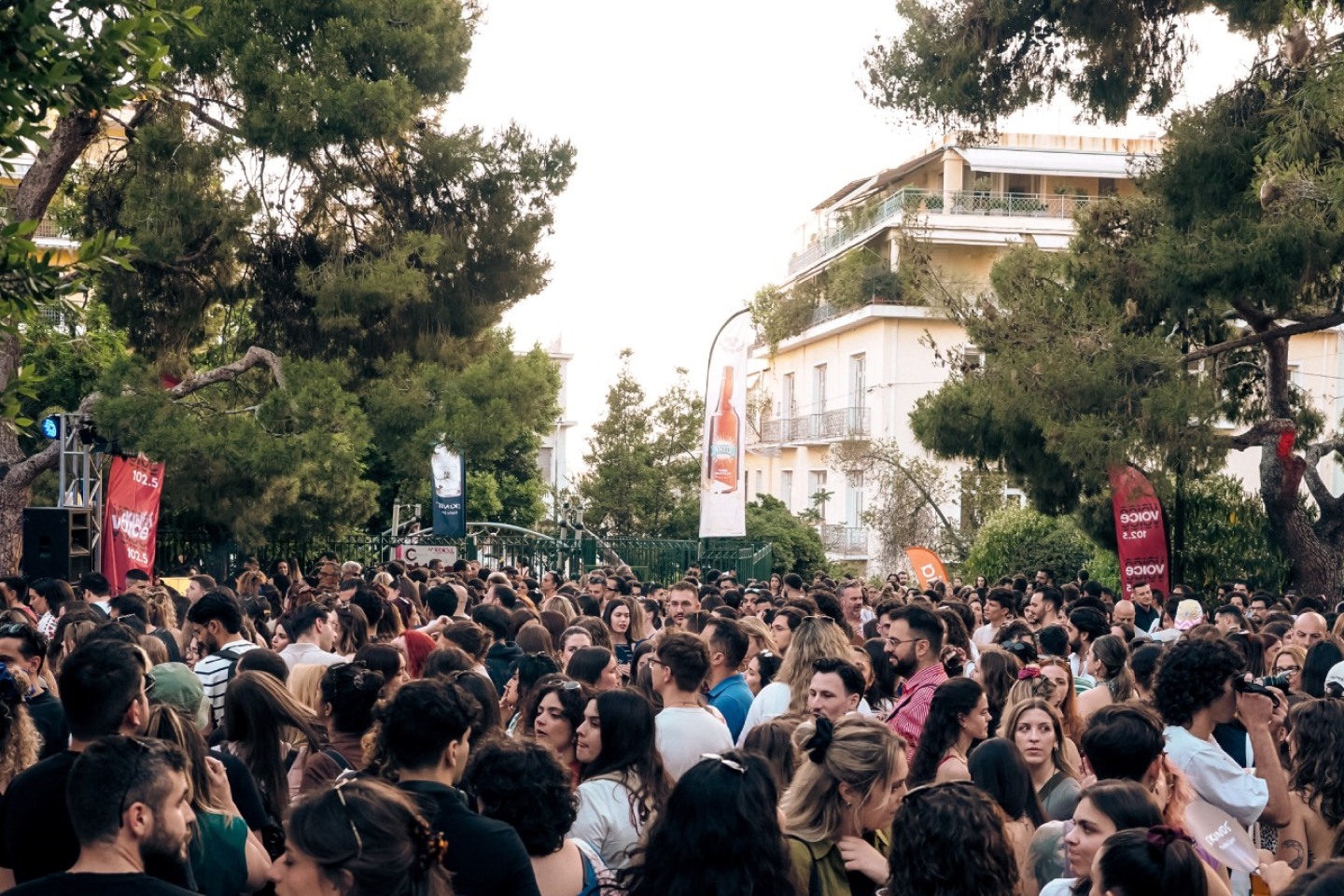 Ένας χρόνος με το μπαλκόνι του Papazó, από τον Voice102.5