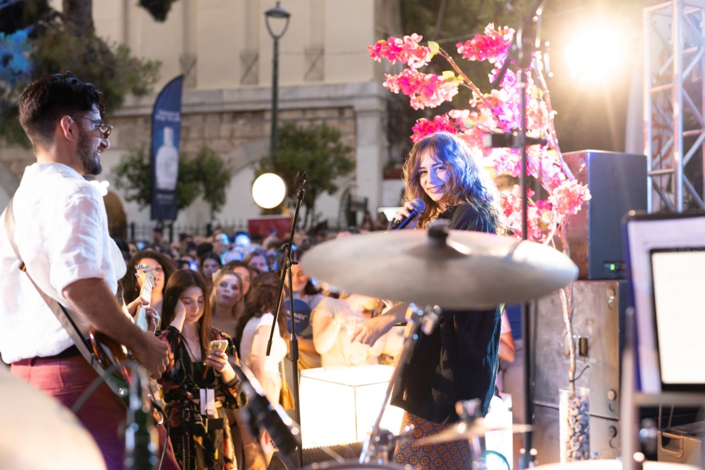 Η Billie Kark και ο Papazó στην Πλατεία Δεξαμενής