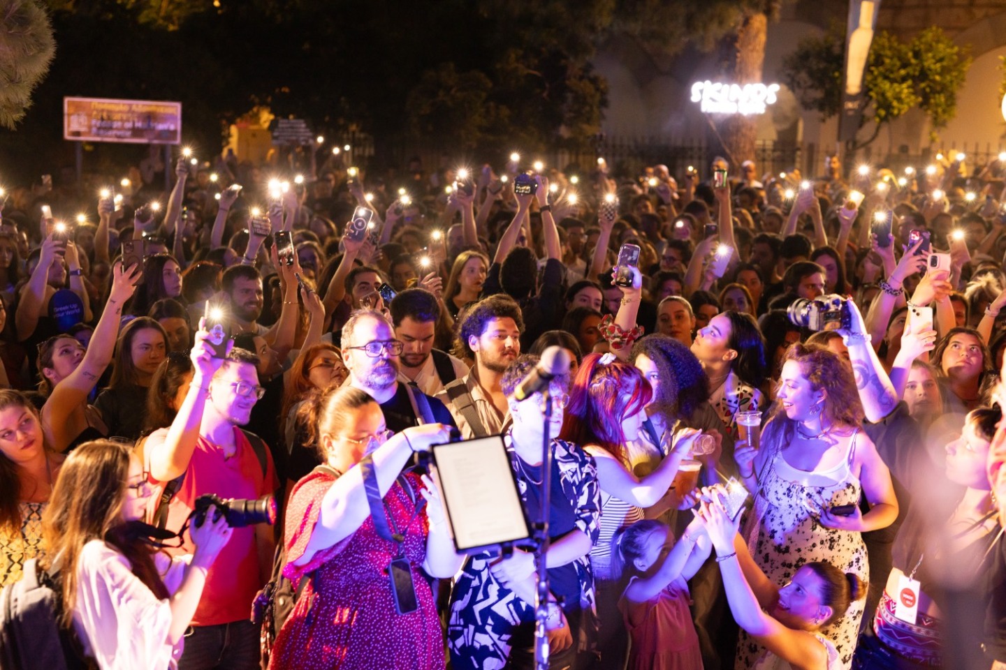 Ένας χρόνος με το μπαλκόνι του Papazó, από τον Voice102.5