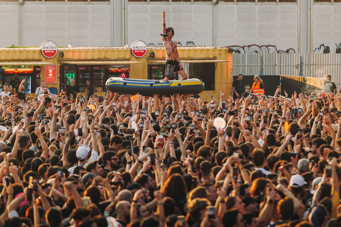 Release Athens 2025: Ανταπόκριση - φωτορεπορτάζ από τις εμφανίσεις των Avenged Sevenfold και Palaye Royale στην Πλατεία Νερού.