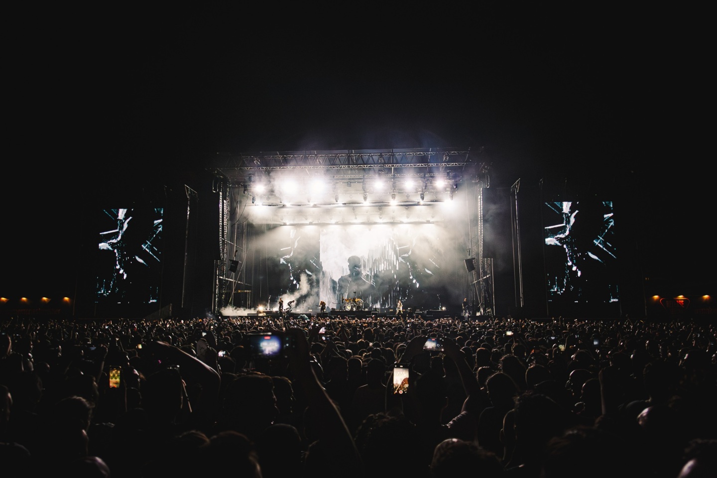 Release Athens 2025: Ανταπόκριση - φωτορεπορτάζ από τις εμφανίσεις των Avenged Sevenfold και Palaye Royale στην Πλατεία Νερού.