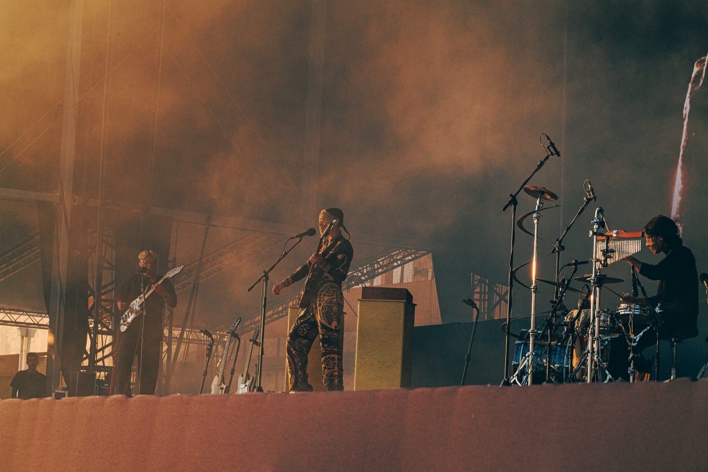 Release Athens 2025: Ανταπόκριση - φωτορεπορτάζ από τις εμφανίσεις των Idles, Glass Beams & Sprints στην Πλατεία Νερού.