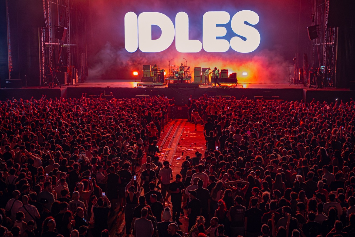 Release Athens 2025: Ανταπόκριση - φωτορεπορτάζ από τις εμφανίσεις των Idles, Glass Beams & Sprints στην Πλατεία Νερού.