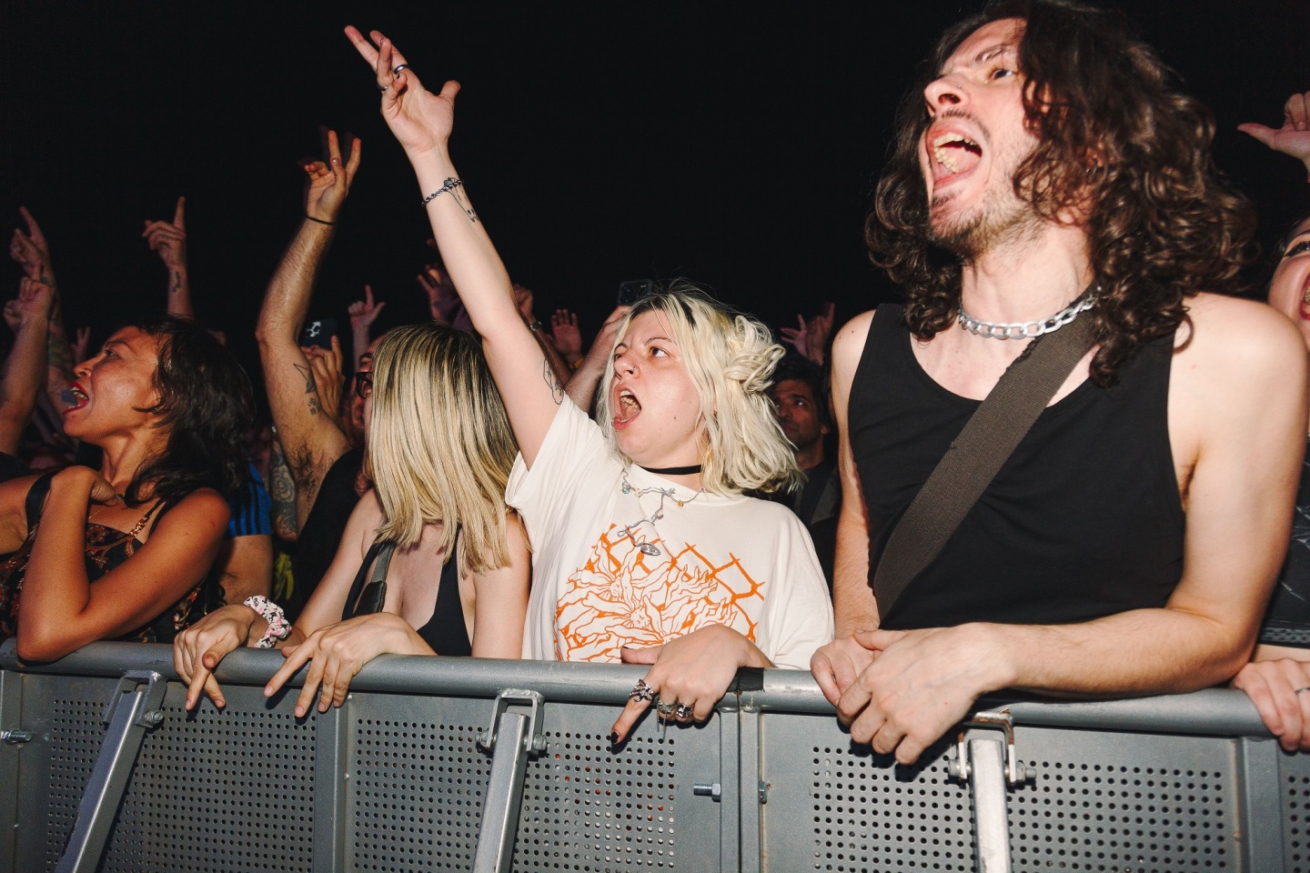 Release Athens 2025: Ανταπόκριση - φωτορεπορτάζ από τις εμφανίσεις των Idles, Glass Beams & Sprints στην Πλατεία Νερού.