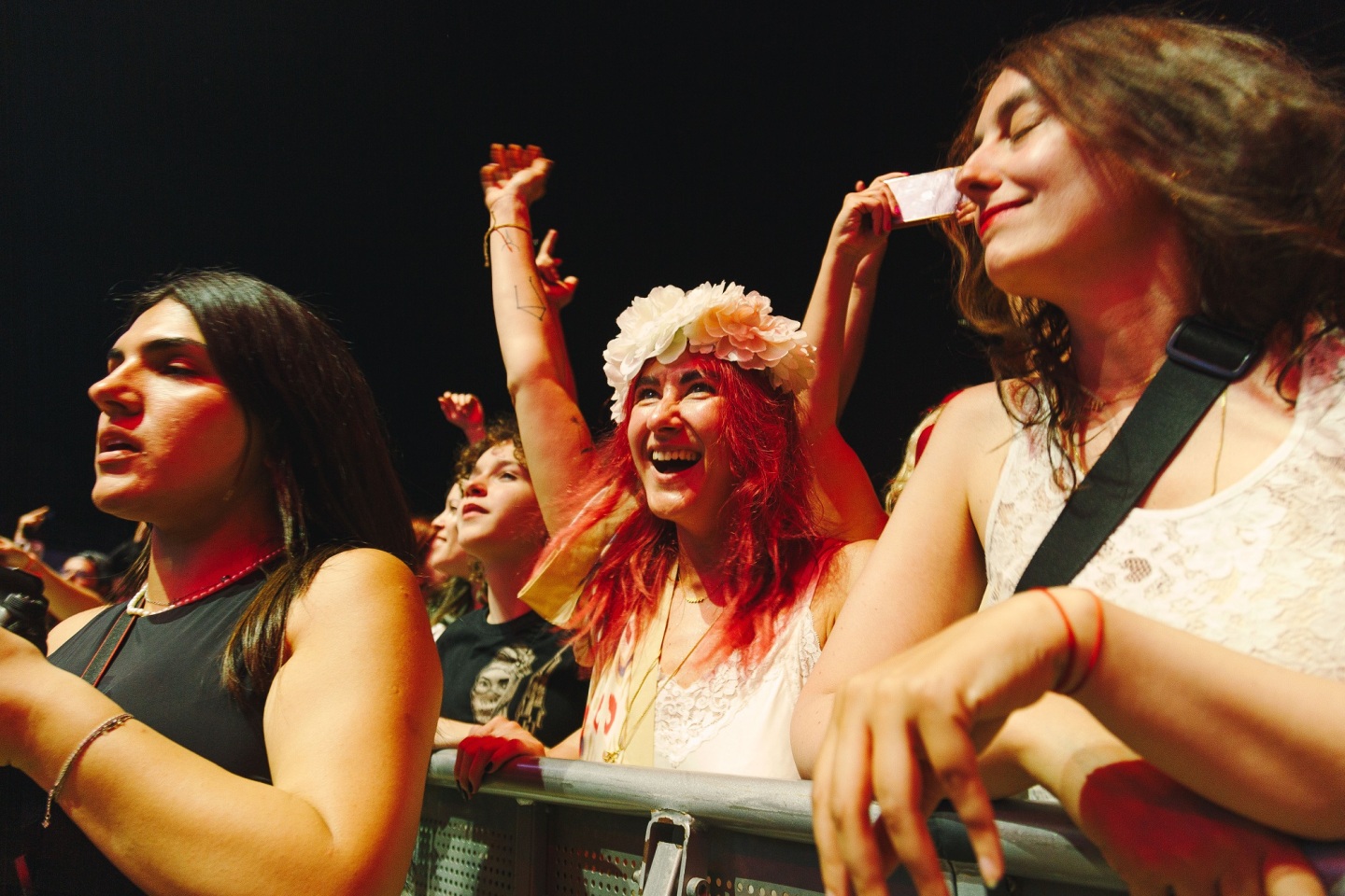 Release Athens 2025: Ανταπόκριση - φωτορεπορτάζ από τις εμφανίσεις των Idles, Glass Beams & Sprints στην Πλατεία Νερού.