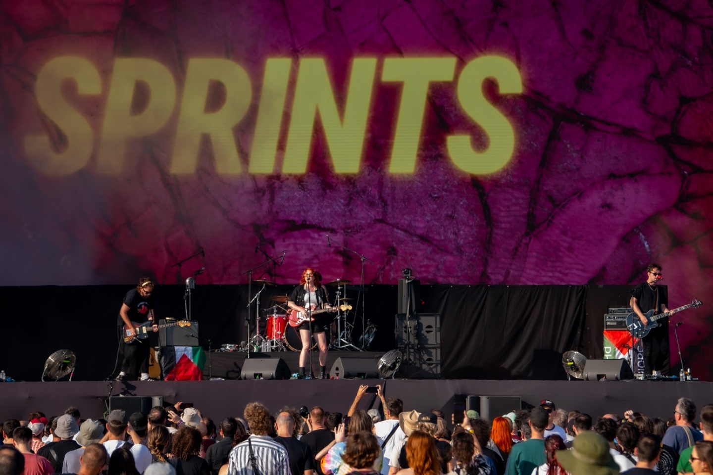 Release Athens 2025: Ανταπόκριση - φωτορεπορτάζ από τις εμφανίσεις των Idles, Glass Beams & Sprints στην Πλατεία Νερού.