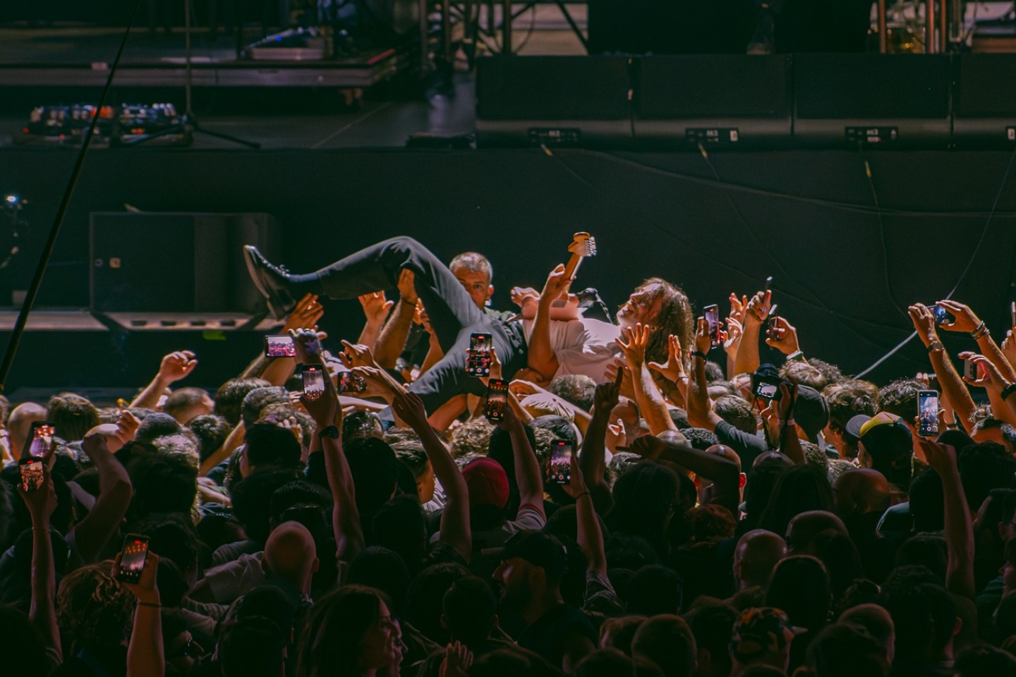 Release Athens 2025: Ανταπόκριση - φωτορεπορτάζ από τις εμφανίσεις των Idles, Glass Beams & Sprints στην Πλατεία Νερού.