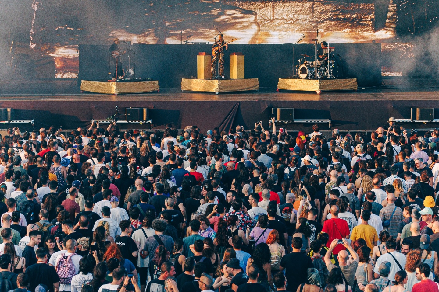 Release Athens 2025: Ανταπόκριση - φωτορεπορτάζ από τις εμφανίσεις των Idles, Glass Beams & Sprints στην Πλατεία Νερού.