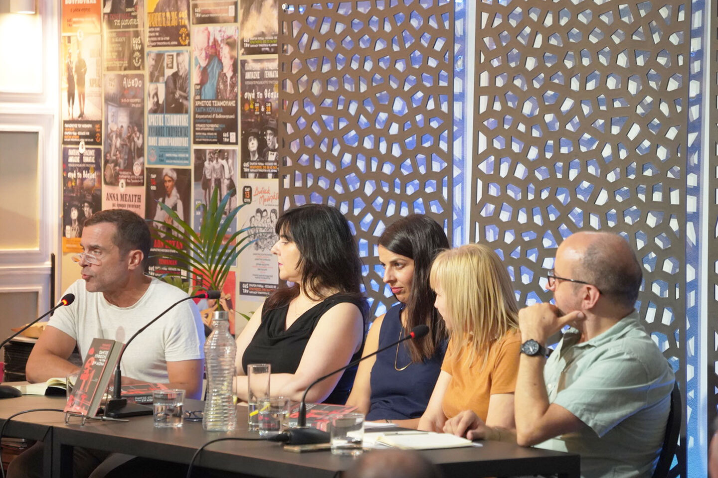 Οδηγός επιβίωσης για τον 21ο αιώνα | Από αριστερά: Κωνσταντίνος Μαρκουλάκης, Μυρσίνη Γκανά, Δήμητρα Γκρους, Σώτη Τριανταφύλλου, Ρωμανός Γεροδήμος