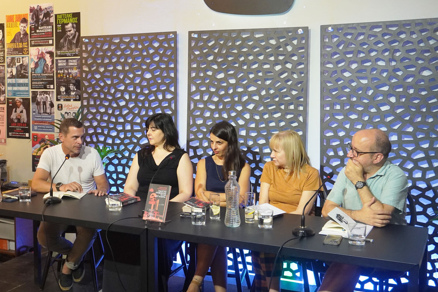 Οδηγός επιβίωσης για τον 21ο αιώνα | Από αριστερά: Κωνσταντίνος Μαρκουλάκης, Μυρσίνη Γκανά, Δήμητρα Γκρους, Σώτη Τριανταφύλλου, Ρωμανός Γεροδήμος