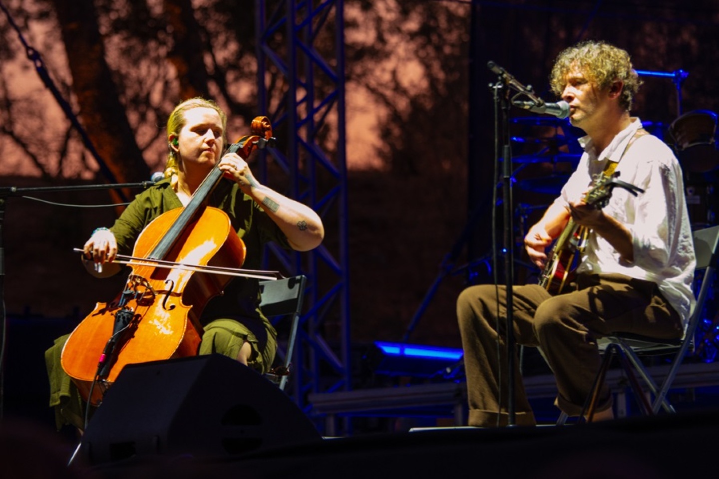 Ανταπόκριση από την εμφάνιση των Μπεθ Γκίμπονς και Bill Ryder - Jones στο Θέατρο Λυκαβηττού