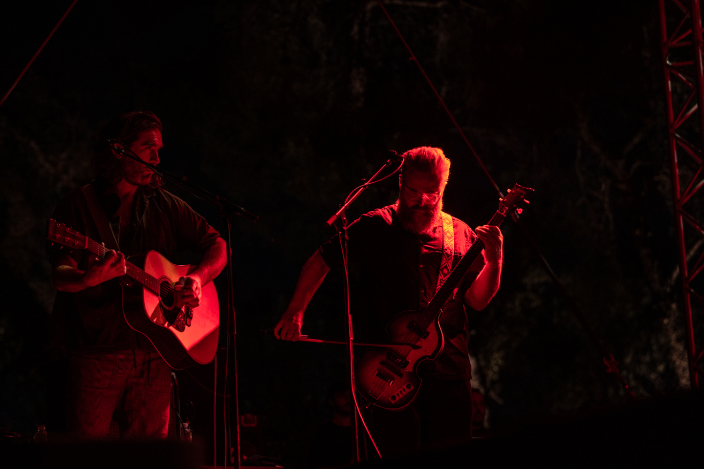 Ανταπόκριση από την εμφάνιση των Μπεθ Γκίμπονς και Bill Ryder - Jones στο Θέατρο Λυκαβηττού