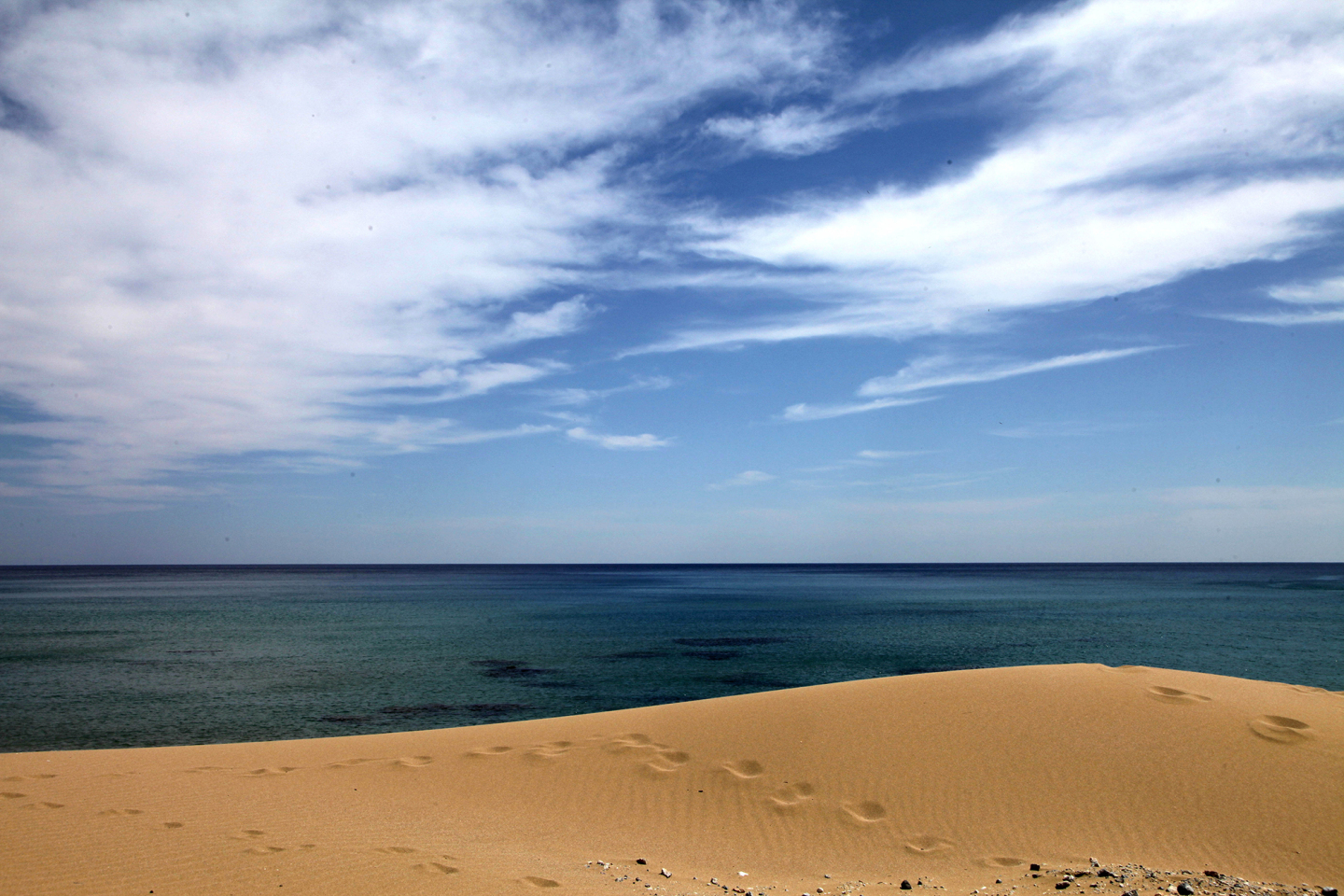 Σημάδια στην άμμο, παραλία Τσαμπίκα στη Ρόδο © Γιάννης Παναγόπουλος