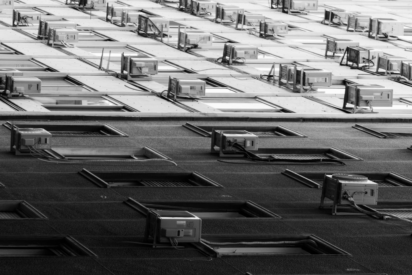 Μόνοι ανάμεσα σε μονάδες. Ψυχ(ρ)ές χαοτικά  στοιβαγμένες μέσα στην τσιμεντένια ζούγκλα. © Σοφοκλής Νικολής 