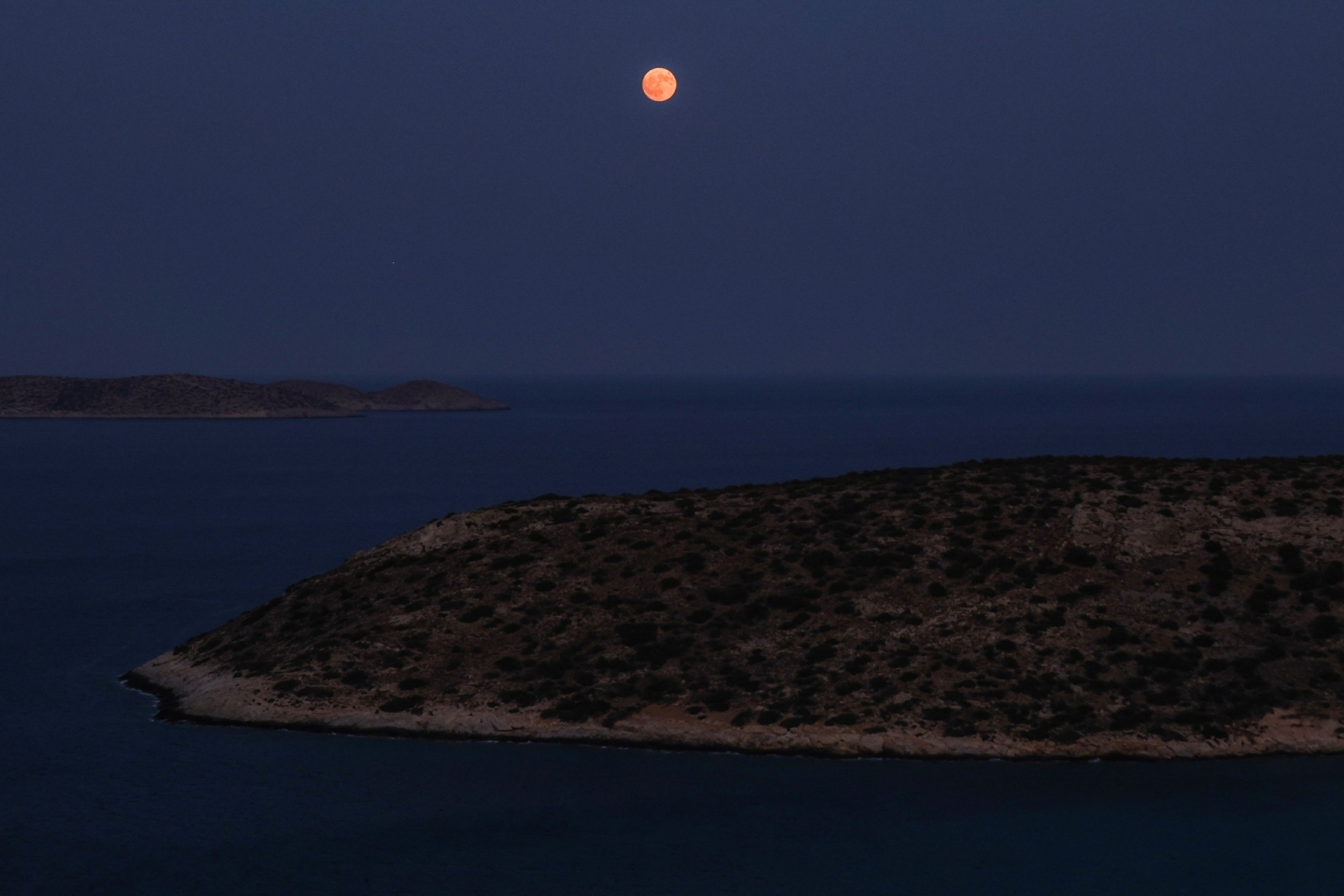 Η πανσέληνος του Αυγούστου, όπως φαίνεται από την Ηρακλειά, Κυκλάδες