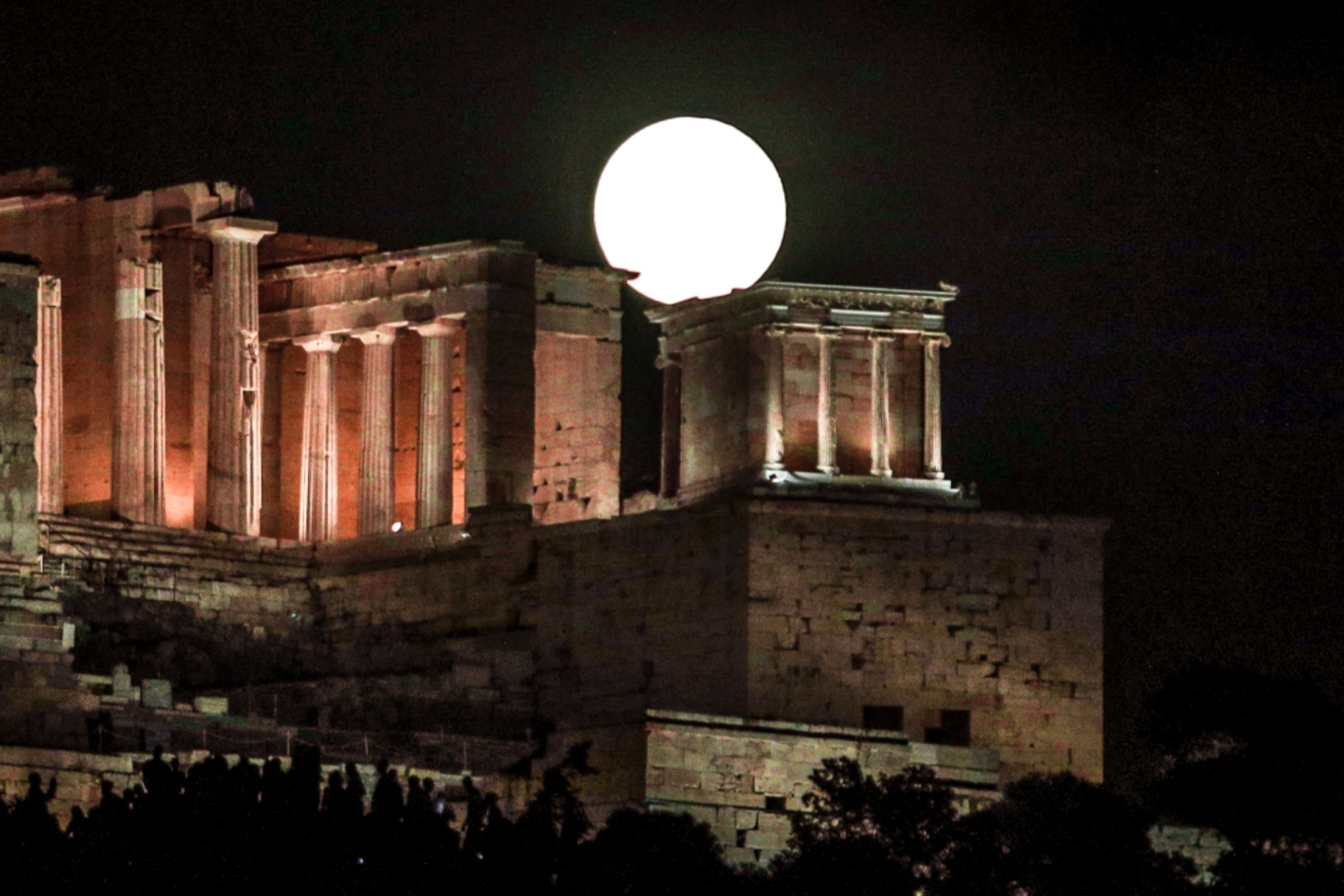 Η Πανσέληνος του Αυγούστου πάνω απο την Ακρόπολη