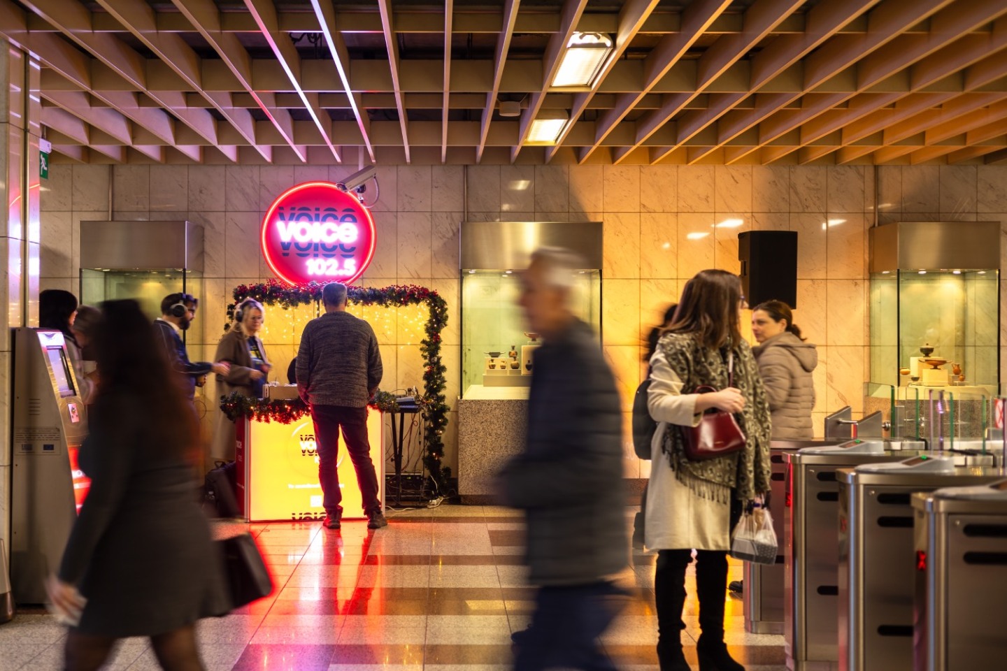 Ο Voice 102.5 στο μετρό Πανεπιστήμιο 