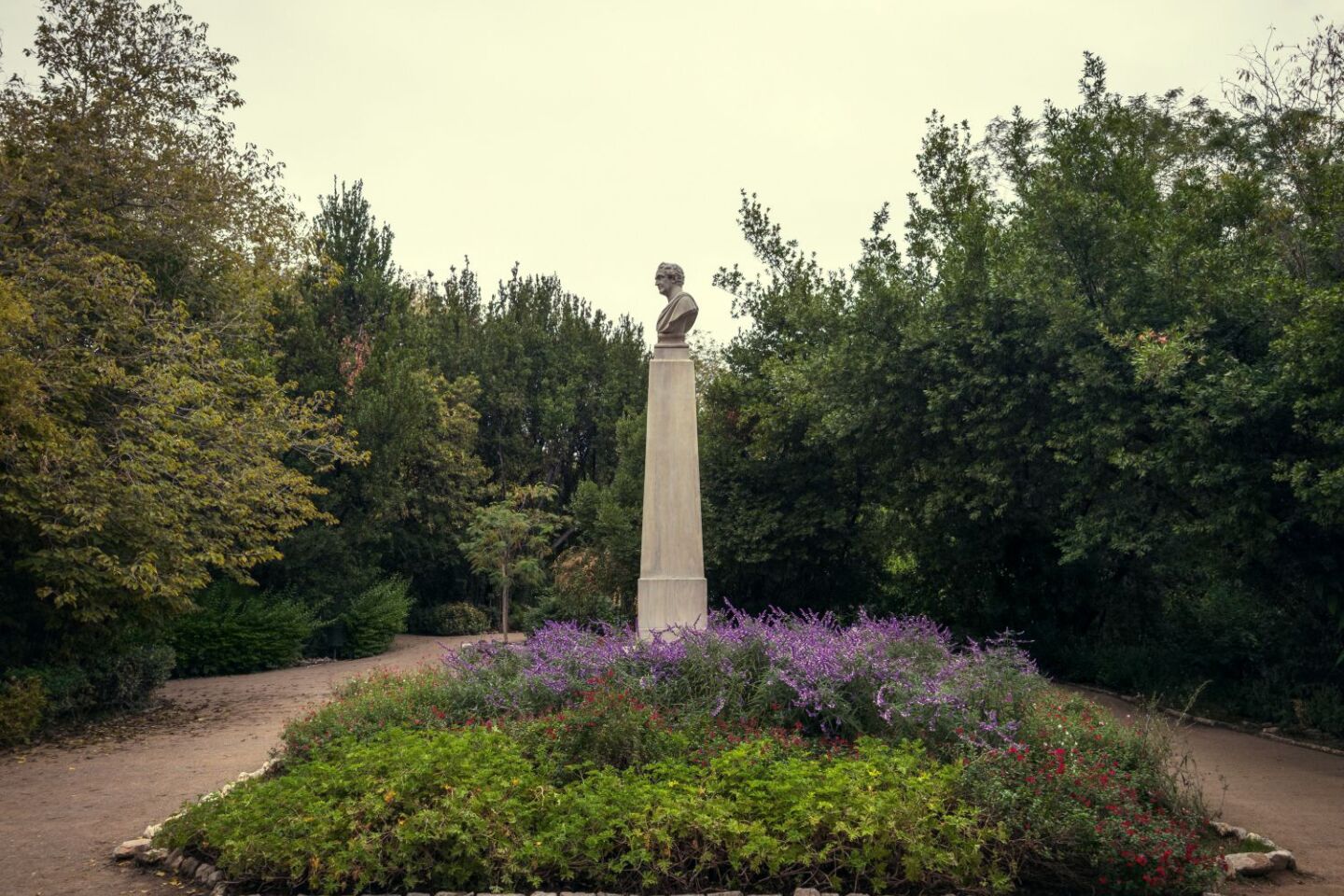 Ο Βασίλης Μακρής φωτογραφίζει τον Εθνικό Κήπο χωρίς ανθρώπους, αναδεικνύοντας τη συνύπαρξη φύσης, ιστορίας και μνήμης.