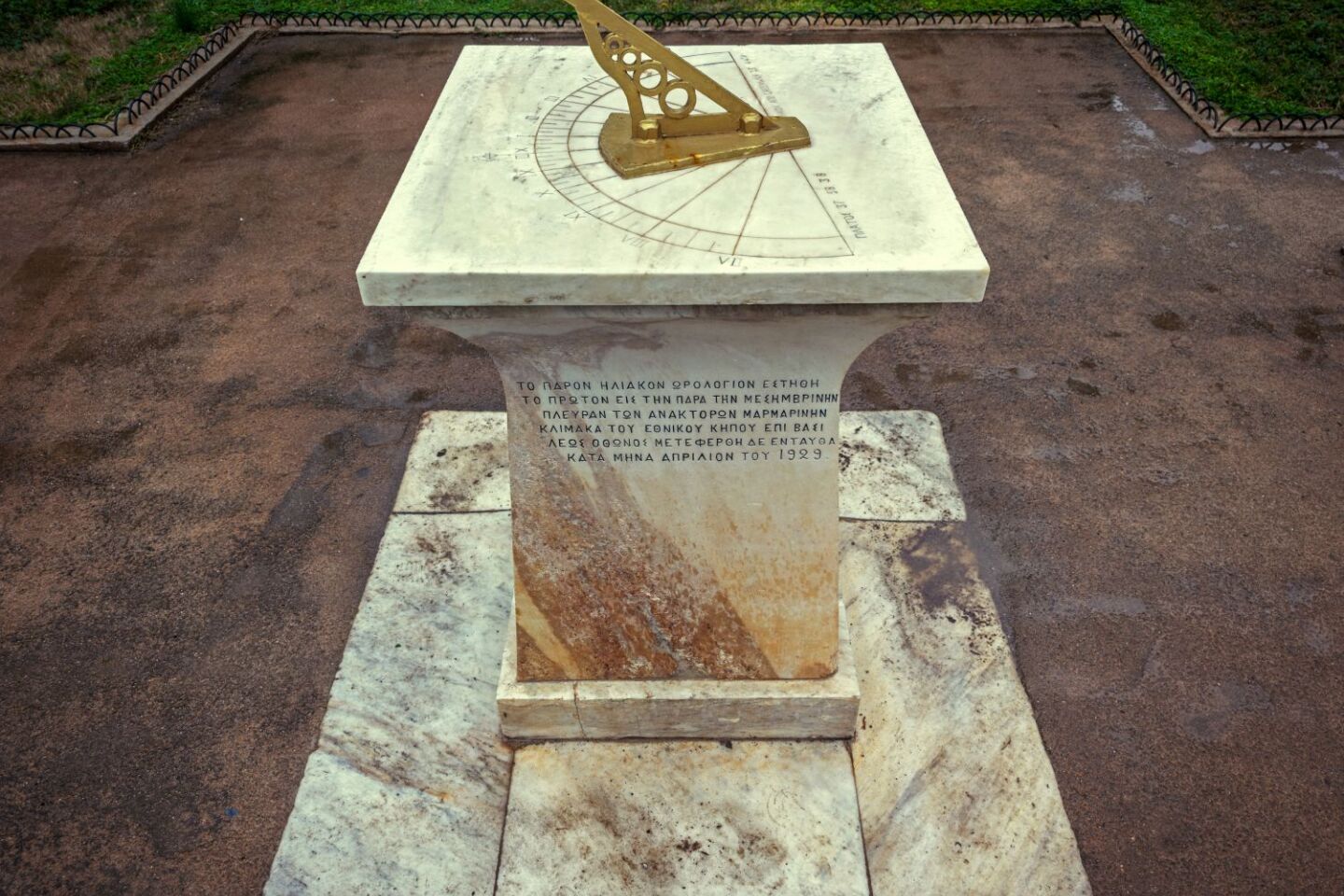 Ο Βασίλης Μακρής φωτογραφίζει τον Εθνικό Κήπο χωρίς ανθρώπους, αναδεικνύοντας τη συνύπαρξη φύσης, ιστορίας και μνήμης.