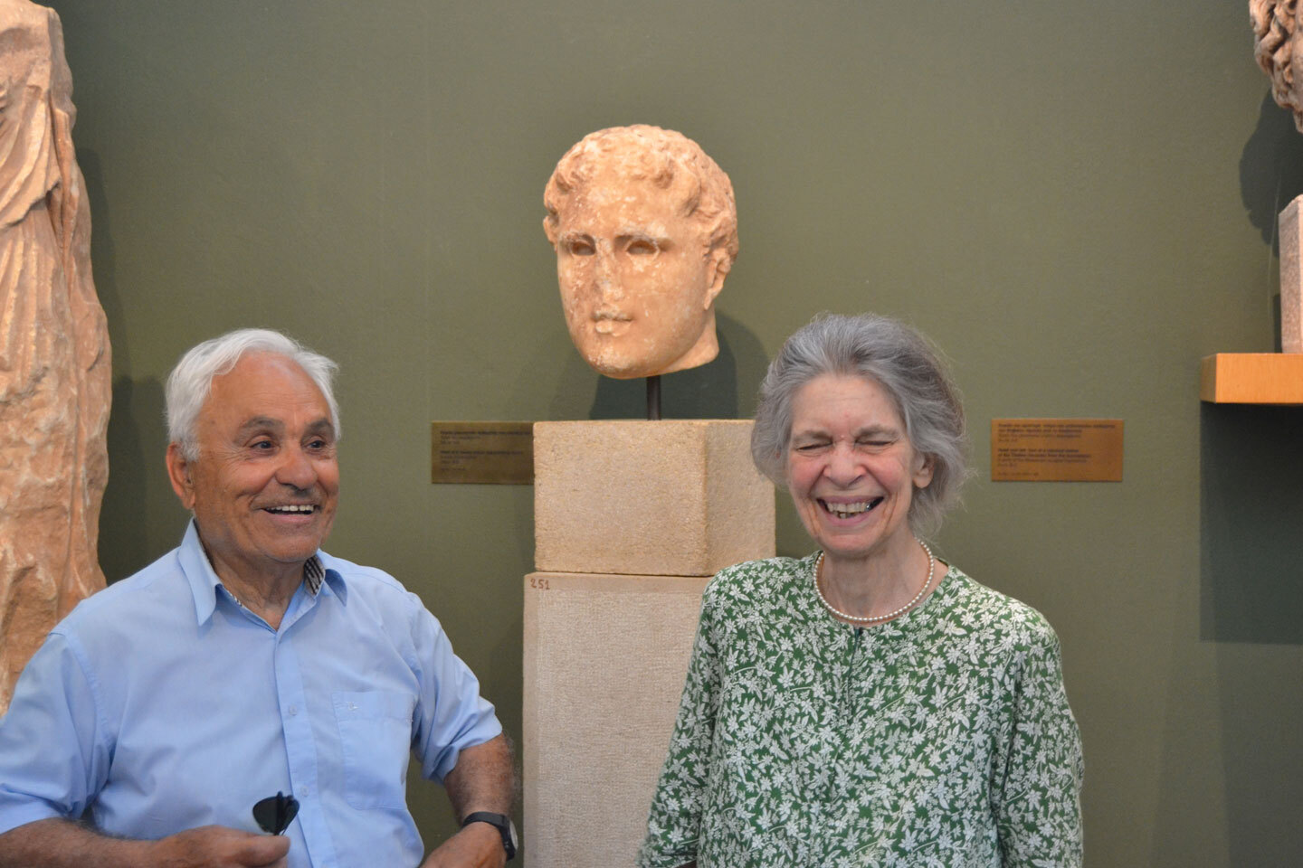 2019, Αρχαία Μεσσήνη | Εκδρομή της πριγκίπισσας Ειρήνης με τους Μωυσή και Ραχήλ Καπόν, όπου συναντά τον καθηγητή Πέτρο Θέμελη