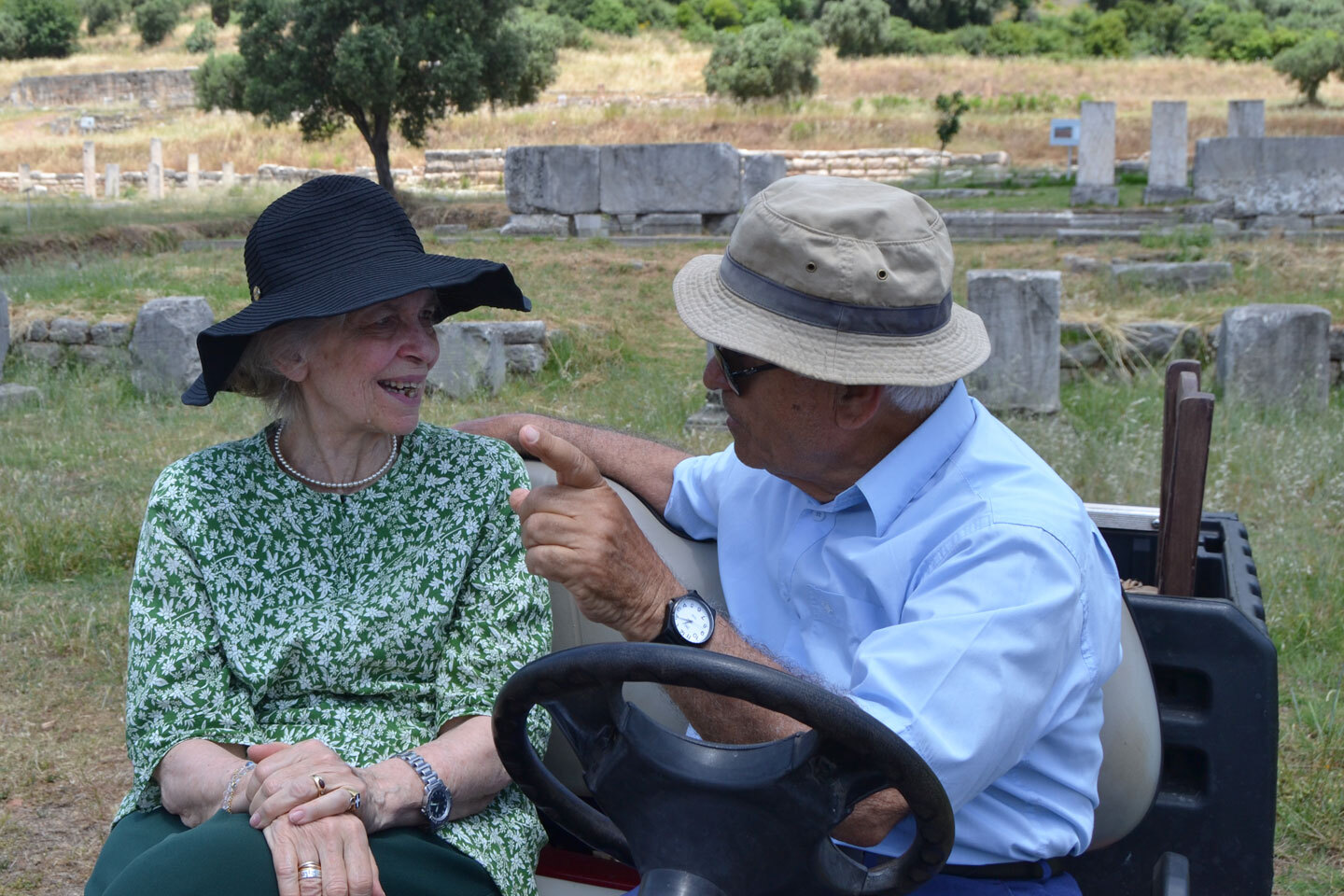 2019, Αρχαία Μεσσήνη | Εκδρομή της πριγκίπισσας Ειρήνης με τους Μωυσή και Ραχήλ Καπόν, όπου συναντά τον καθηγητή Πέτρο Θέμελη