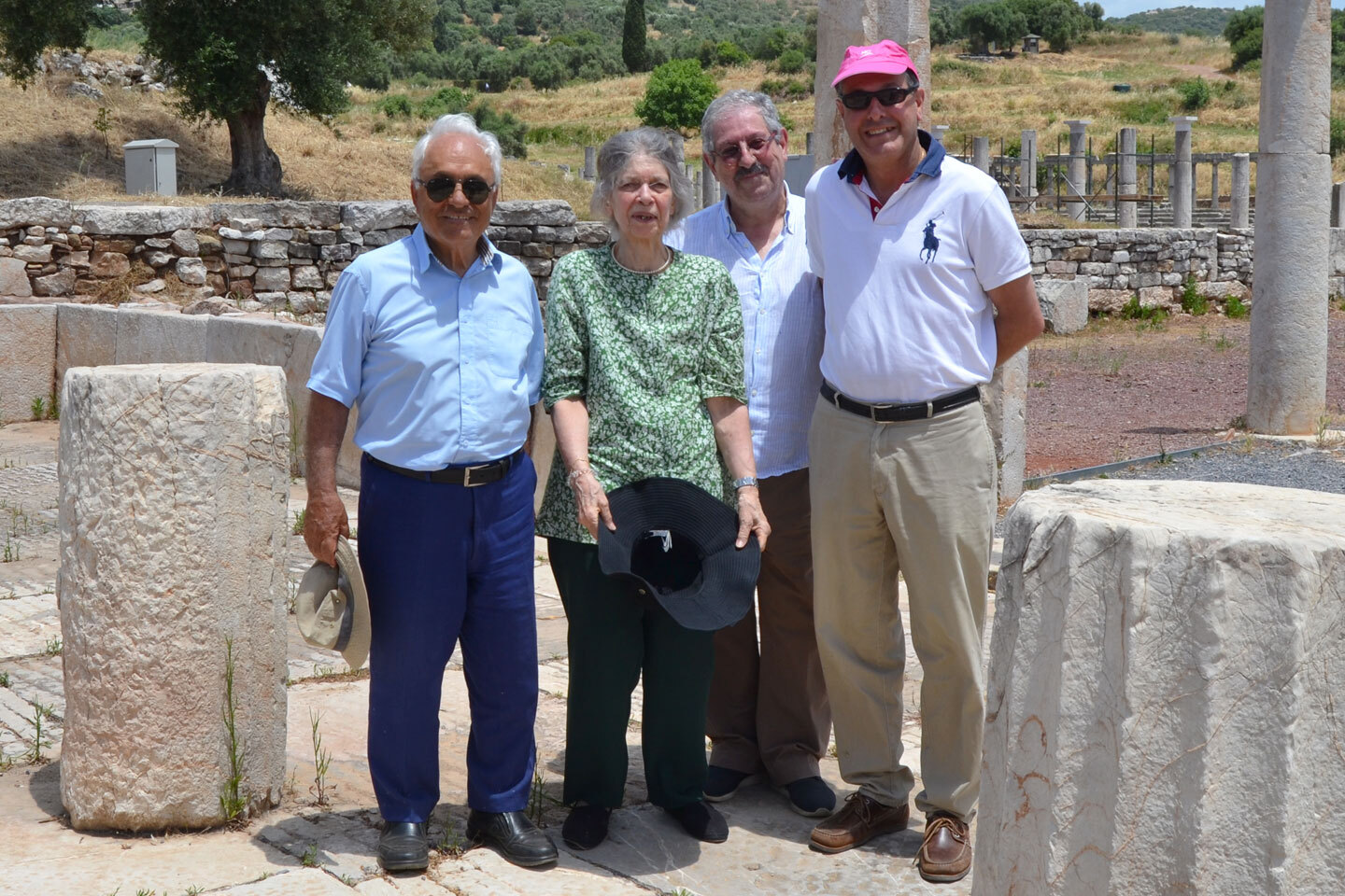 2019, Αρχαία Μεσσήνη | Εκδρομή της πριγκίπισσας Ειρήνης με τους Μωυσή και Ραχήλ Καπόν, όπου συναντά τον καθηγητή Πέτρο Θέμελη και τον καθηγητή Μελέτη Μελετόπουλο