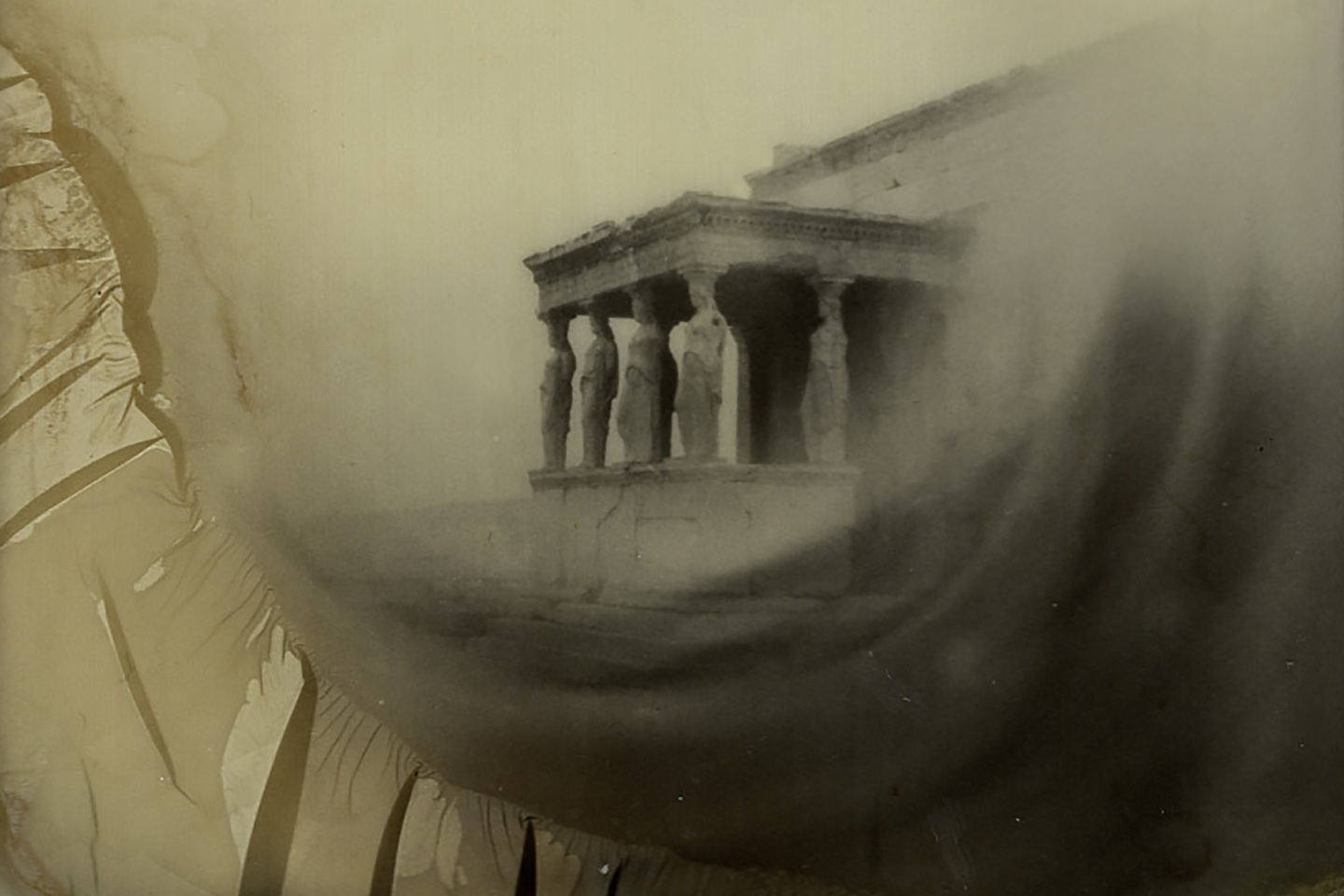 EROS: Η ανεπανάληπτη στιγμή του έρωτα μέσα από την Polaroid