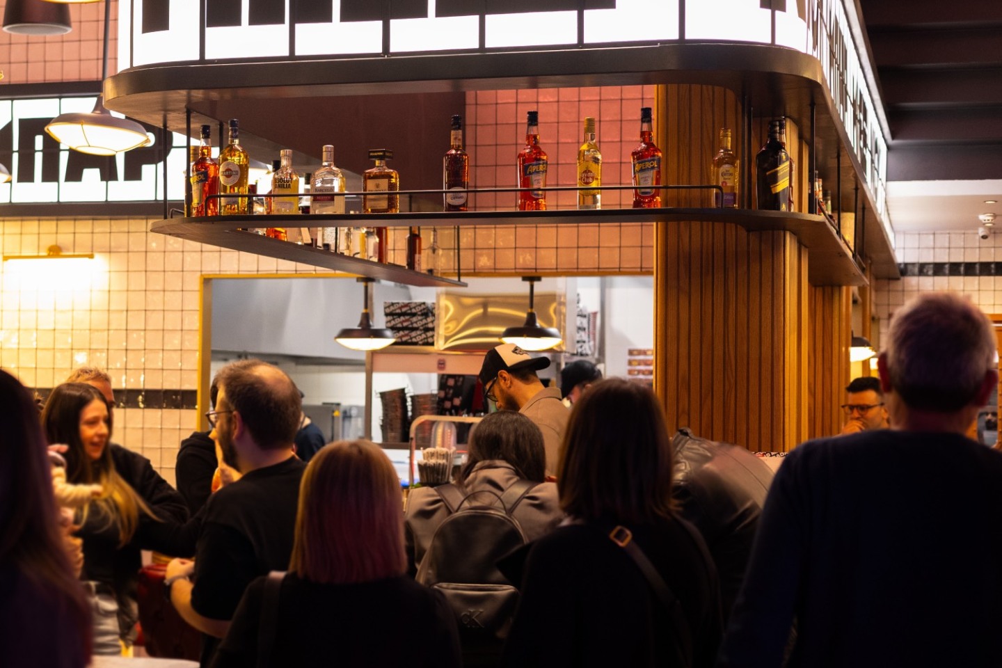 Μπαρ Μπεε Κίου & Voice 102.5 