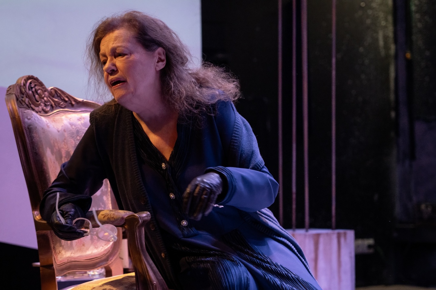 Ο Ουρανός Κατακόκκινος στον γαλαξία της Αναγνωστάκη - Μπήκαμε στις πρόβες της παράστασης στο Θέατρο Ψυρρή