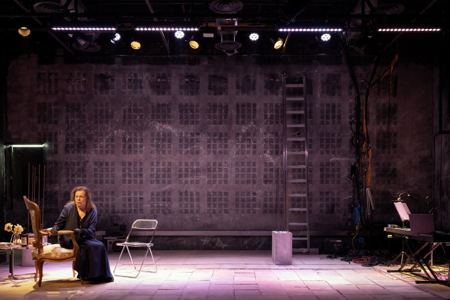 Ο Ουρανός Κατακόκκινος στον γαλαξία της Αναγνωστάκη - Μπήκαμε στις πρόβες της παράστασης στο Θέατρο Ψυρρή