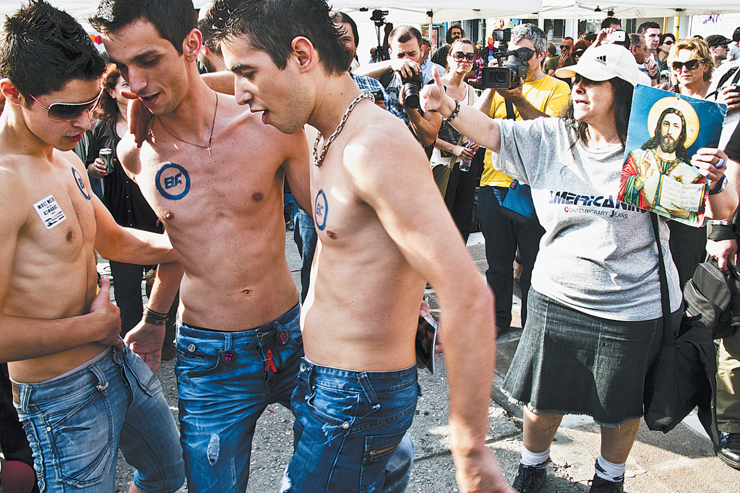 Gay Pride 9.6.2010 | Σάββατο 5 Ιουνίου, πλατεία Κλαυθμώνος | Η κυρία Λουκά σε ρόλο ευαγγελιστή προσπαθεί μάταια να φέρει σε στρέιτ δρόμο νεαρά «χαρούμενα» αγόρια