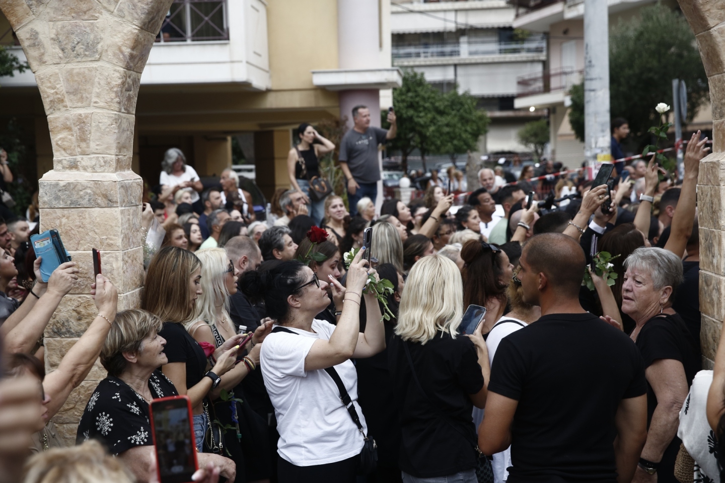 Σε αγρυπνία η σορός του Γιώργου Μαζωνάκη