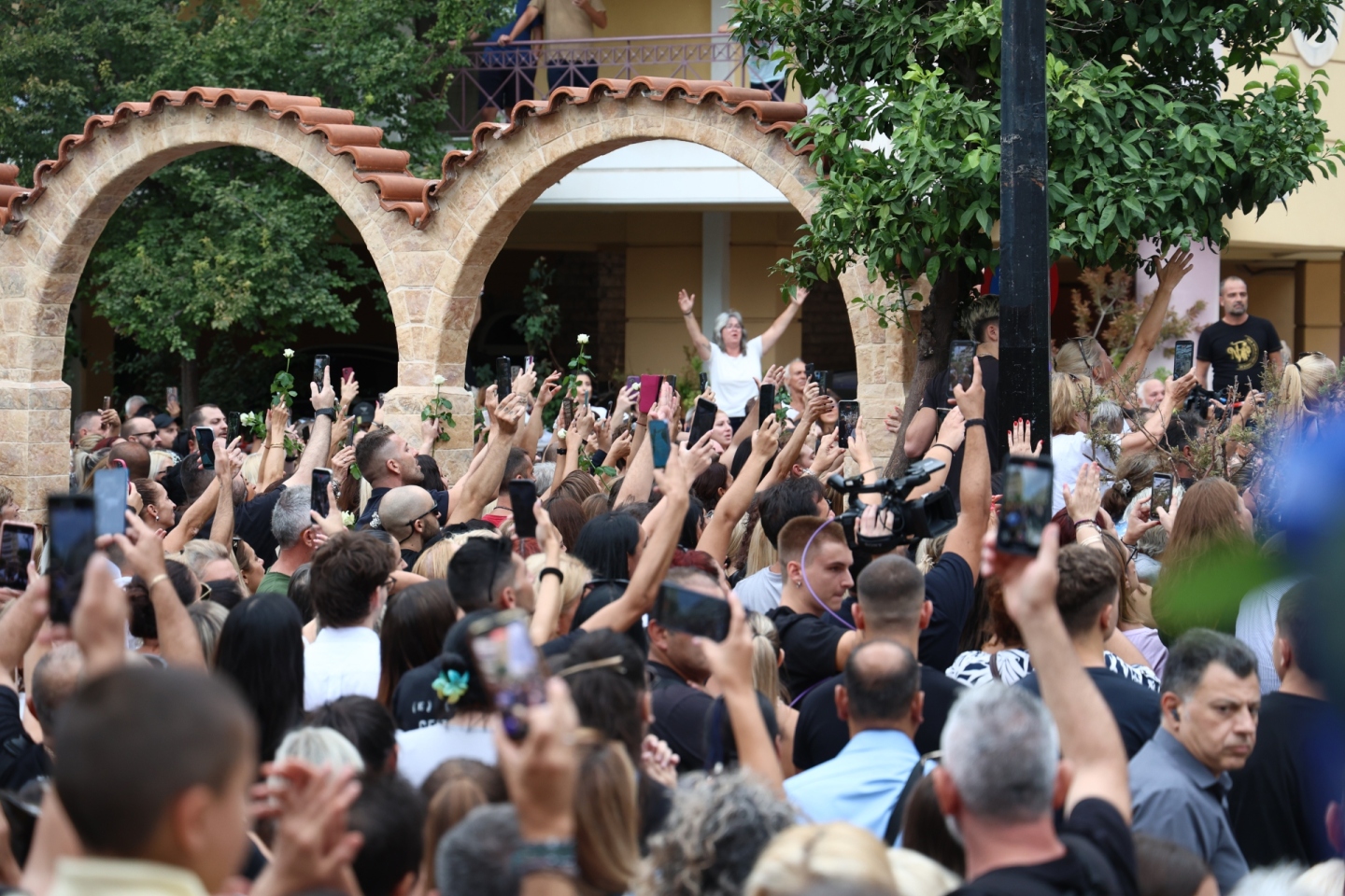 Σε αγρυπνία η σορός του Γιώργου Μαζωνάκη