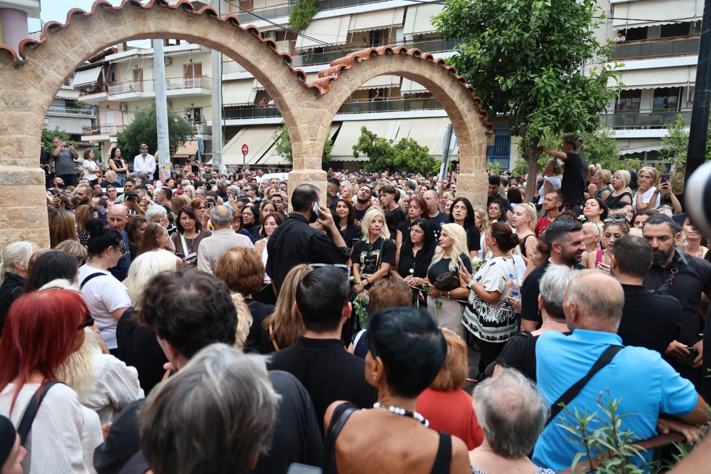 Σε αγρυπνία η σορός του Γιώργου Μαζωνάκη