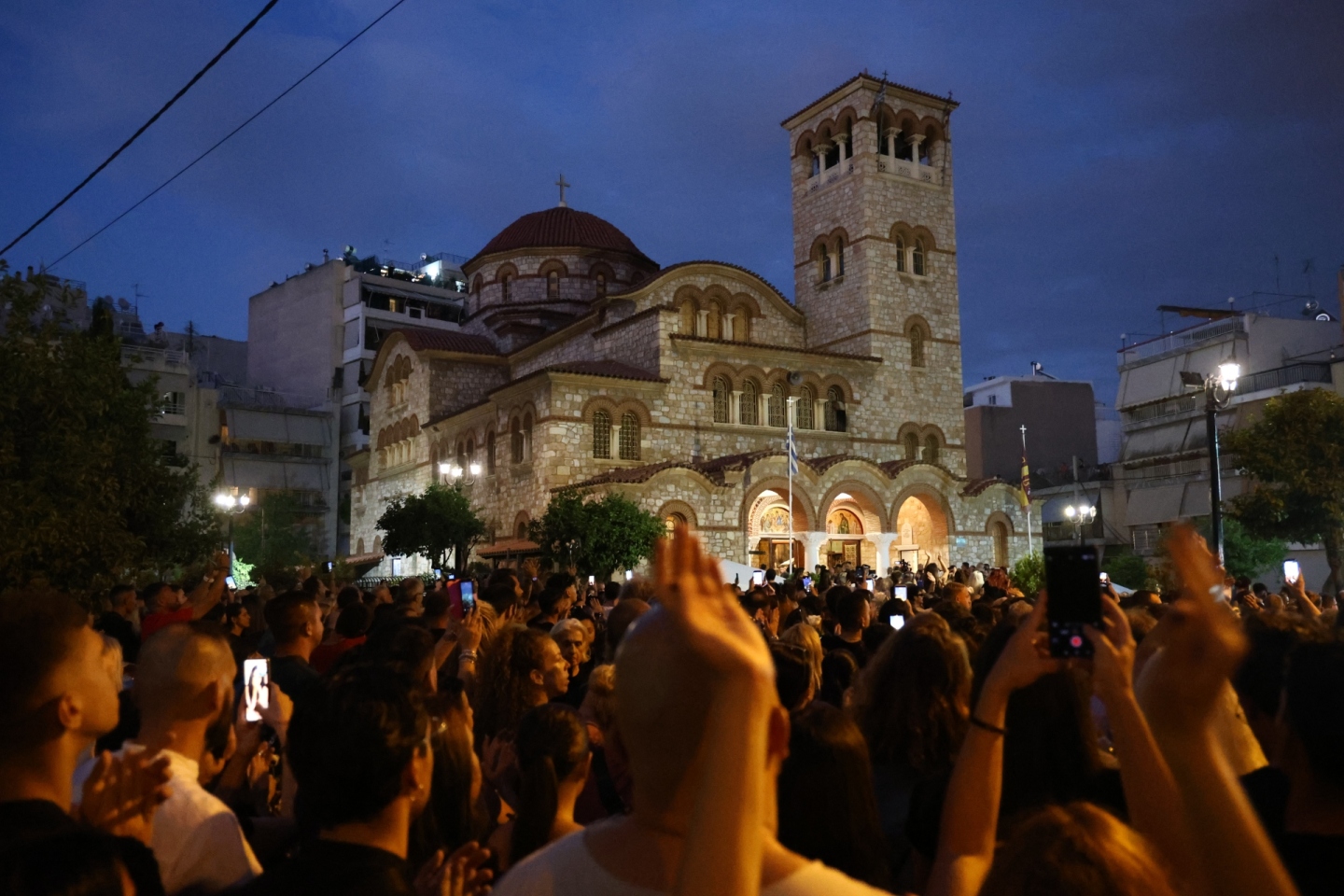 Σε αγρυπνία η σορός του Γιώργου Μαζωνάκη