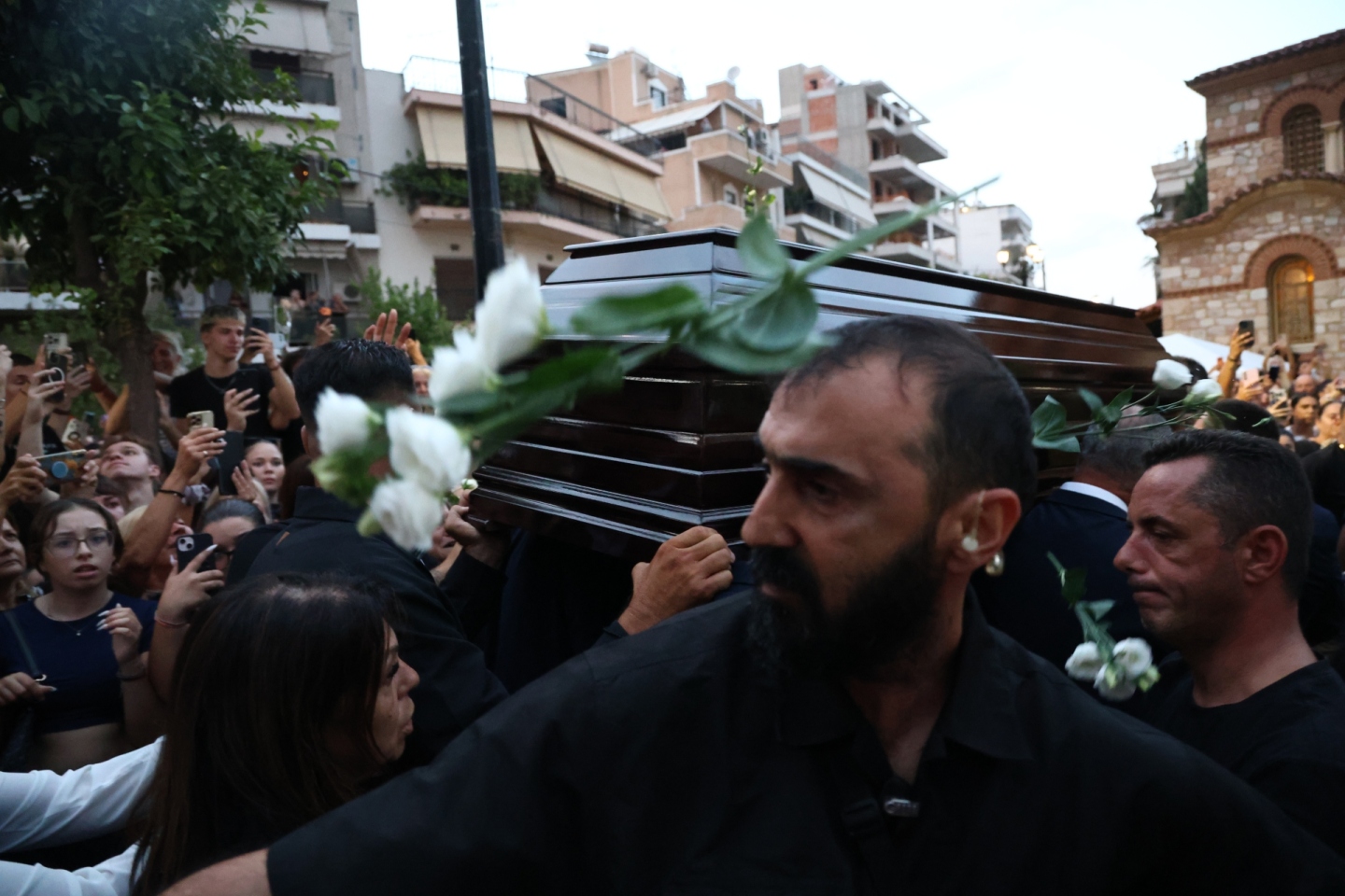Σε αγρυπνία η σορός του Γιώργου Μαζωνάκη