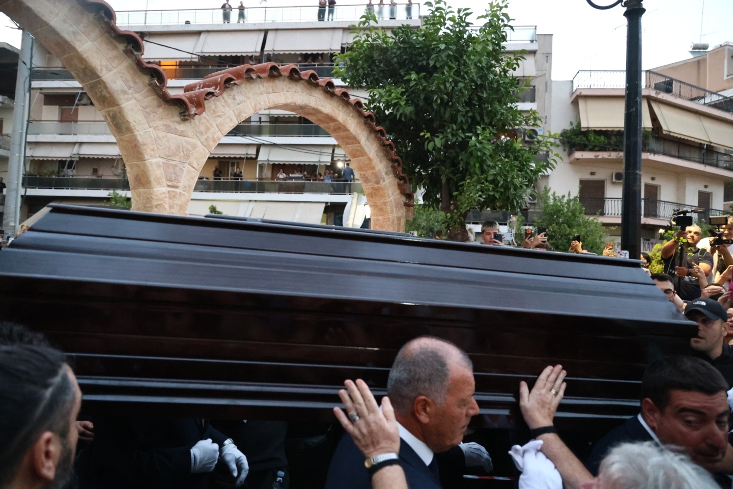 Σε αγρυπνία η σορός του Γιώργου Μαζωνάκη