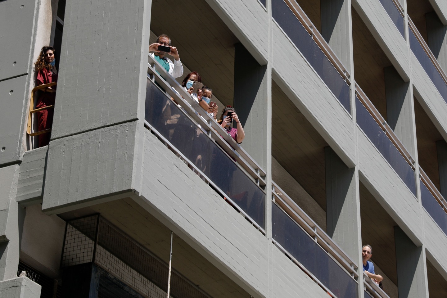 Η ΑΛΚΗΣΤΙΣ ΠΡΩΤΟΨΑΛΤΗ ΤΡΑΓΟΥΔΑΕΙ ΣΤΟΥΣ ΔΡΟΜΟΥΣ ΚΑΙ ΕΞΩ ΑΠΟ ΝΟΣΟΚΟΜΕΙΑ ΤΗΣ ΑΘΗΝΑΣ