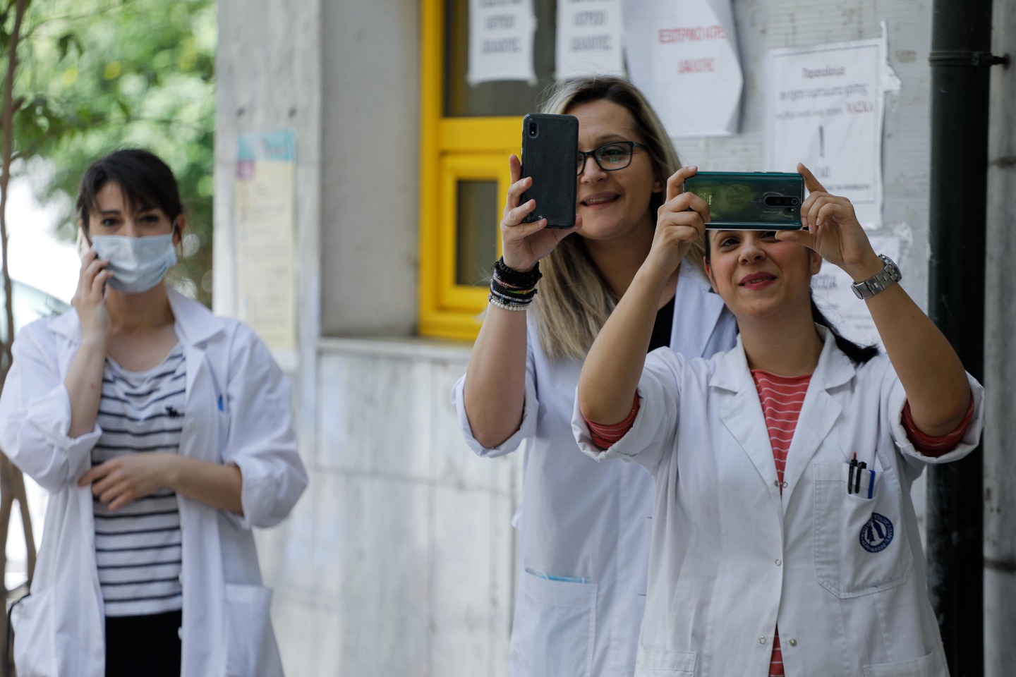 Η ΑΛΚΗΣΤΙΣ ΠΡΩΤΟΨΑΛΤΗ ΤΡΑΓΟΥΔΑΕΙ ΣΤΟΥΣ ΔΡΟΜΟΥΣ ΚΑΙ ΕΞΩ ΑΠΟ ΝΟΣΟΚΟΜΕΙΑ ΤΗΣ ΑΘΗΝΑΣ