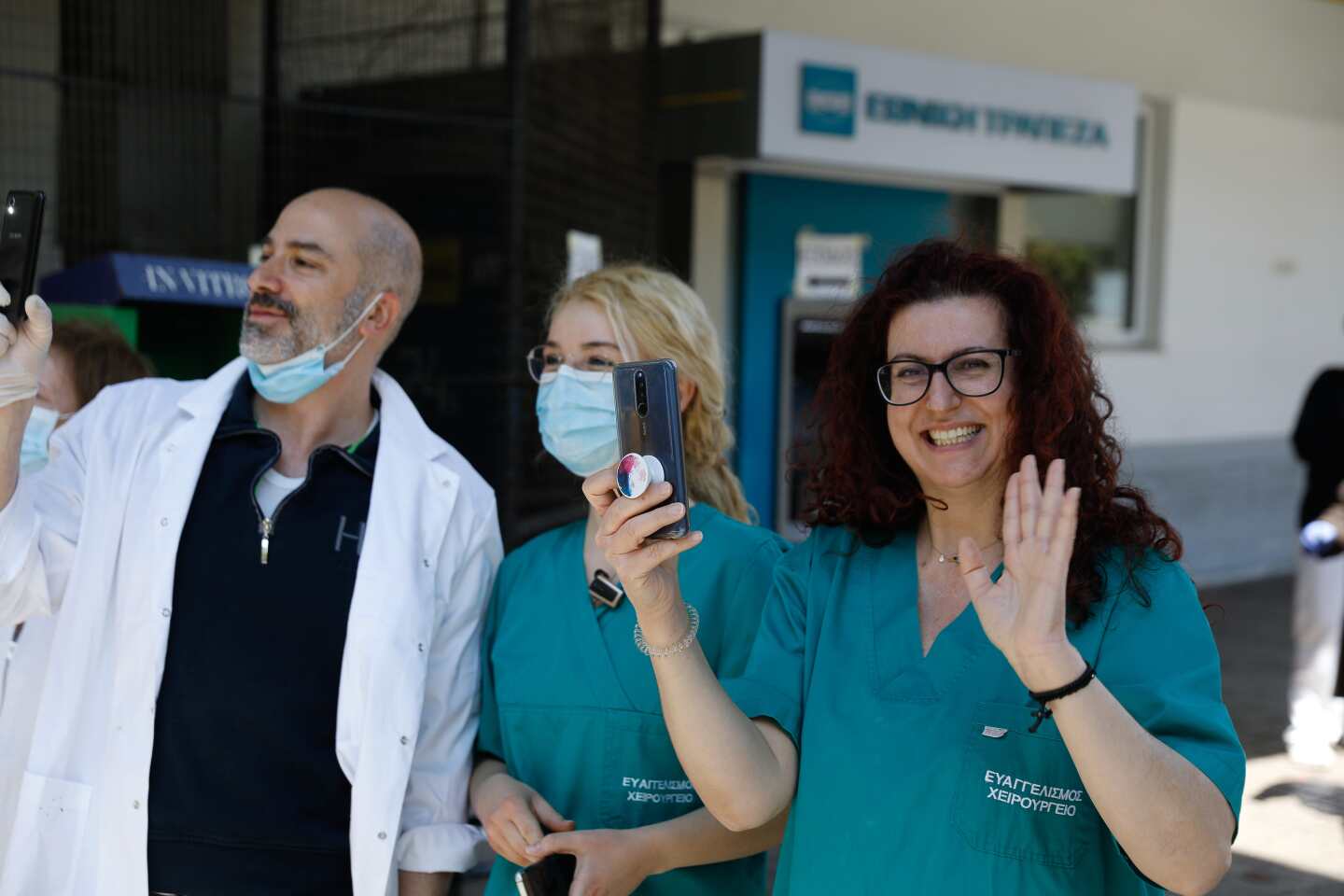 Η ΑΛΚΗΣΤΙΣ ΠΡΩΤΟΨΑΛΤΗ ΤΡΑΓΟΥΔΑΕΙ ΣΤΟΥΣ ΔΡΟΜΟΥΣ ΚΑΙ ΕΞΩ ΑΠΟ ΝΟΣΟΚΟΜΕΙΑ ΤΗΣ ΑΘΗΝΑΣ