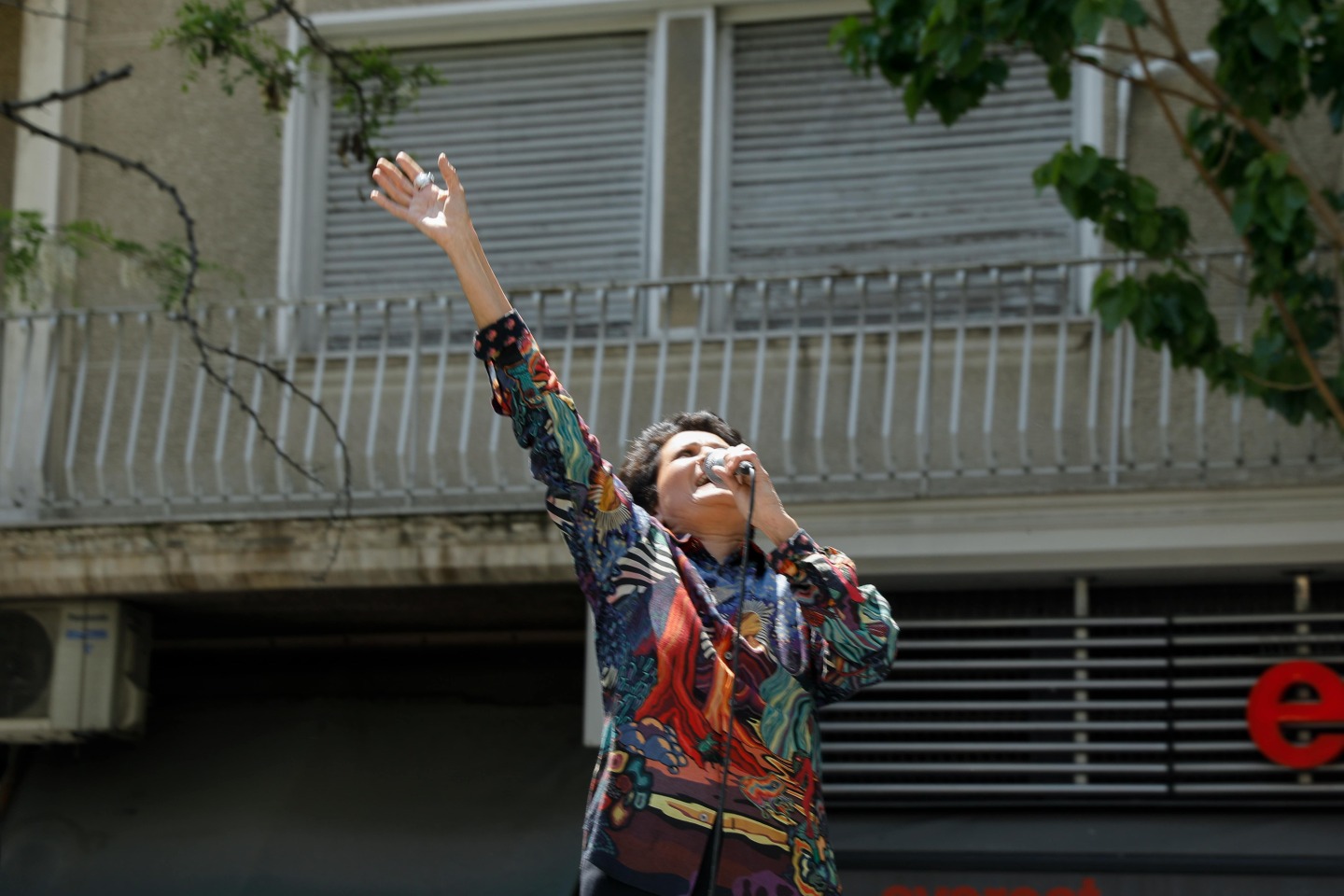 Η ΑΛΚΗΣΤΙΣ ΠΡΩΤΟΨΑΛΤΗ ΤΡΑΓΟΥΔΑΕΙ ΣΤΟΥΣ ΔΡΟΜΟΥΣ ΚΑΙ ΕΞΩ ΑΠΟ ΝΟΣΟΚΟΜΕΙΑ ΤΗΣ ΑΘΗΝΑΣ