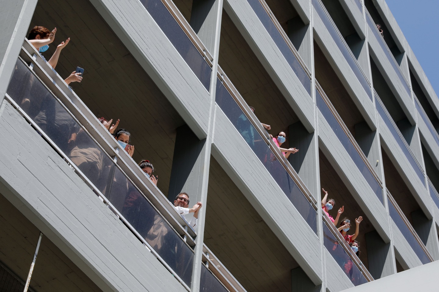 Η ΑΛΚΗΣΤΙΣ ΠΡΩΤΟΨΑΛΤΗ ΤΡΑΓΟΥΔΑΕΙ ΣΤΟΥΣ ΔΡΟΜΟΥΣ ΚΑΙ ΕΞΩ ΑΠΟ ΝΟΣΟΚΟΜΕΙΑ ΤΗΣ ΑΘΗΝΑΣ
