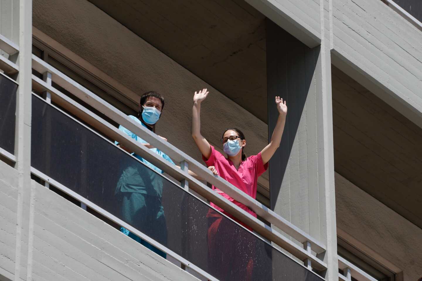 Η ΑΛΚΗΣΤΙΣ ΠΡΩΤΟΨΑΛΤΗ ΤΡΑΓΟΥΔΑΕΙ ΣΤΟΥΣ ΔΡΟΜΟΥΣ ΚΑΙ ΕΞΩ ΑΠΟ ΝΟΣΟΚΟΜΕΙΑ ΤΗΣ ΑΘΗΝΑΣ