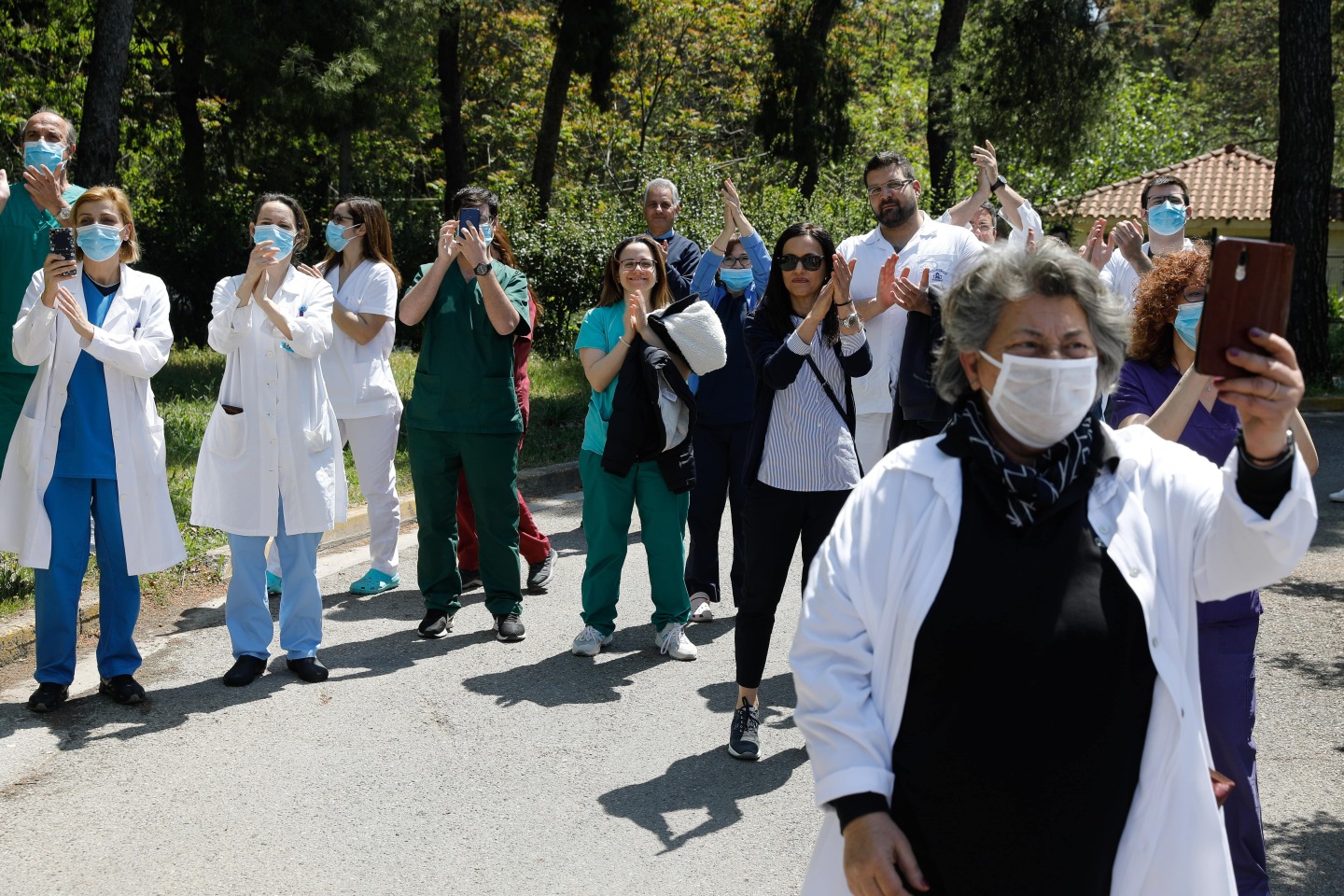 Η ΑΛΚΗΣΤΙΣ ΠΡΩΤΟΨΑΛΤΗ ΤΡΑΓΟΥΔΑΕΙ ΣΤΟΥΣ ΔΡΟΜΟΥΣ ΚΑΙ ΕΞΩ ΑΠΟ ΝΟΣΟΚΟΜΕΙΑ ΤΗΣ ΑΘΗΝΑΣ