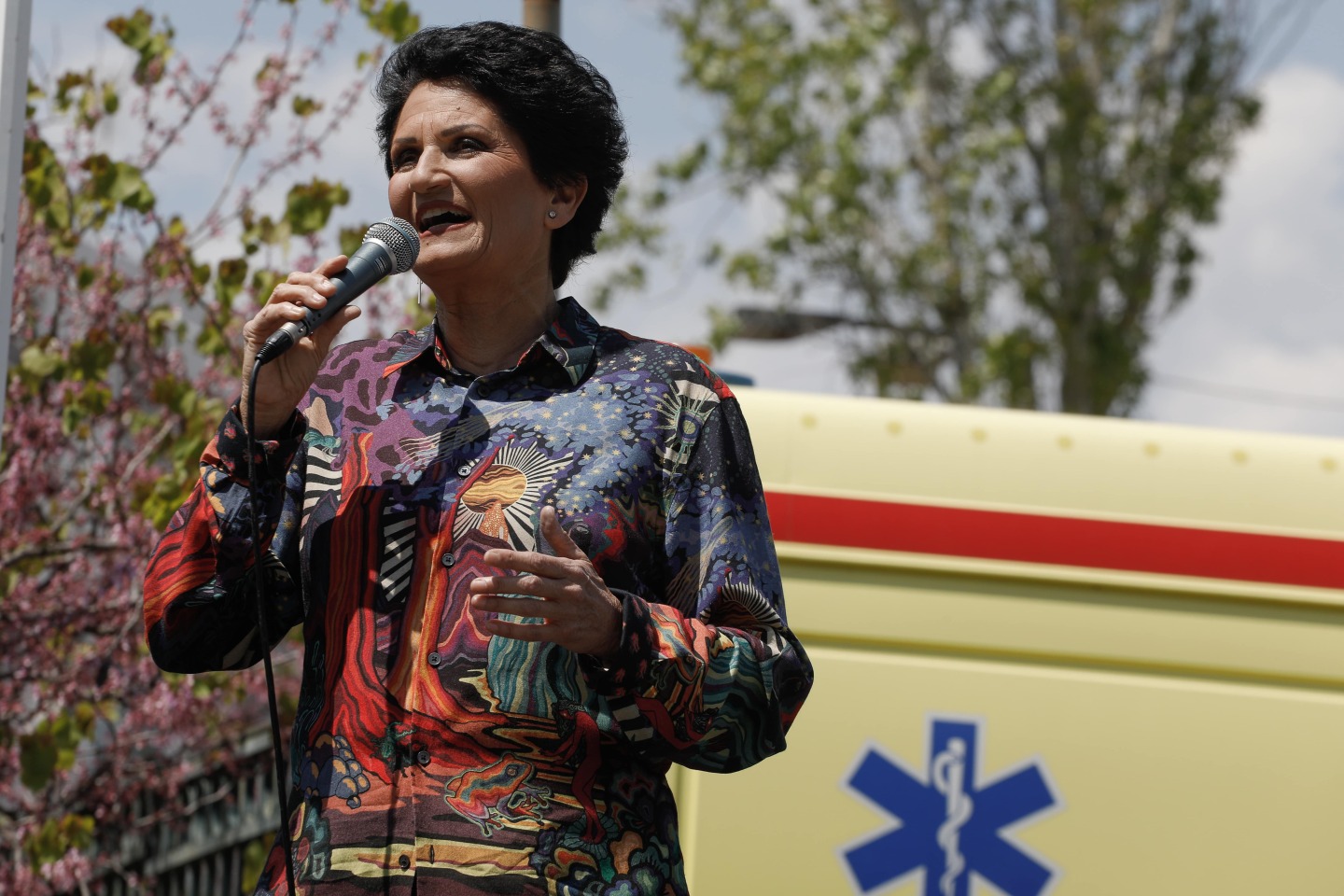 Η ΑΛΚΗΣΤΙΣ ΠΡΩΤΟΨΑΛΤΗ ΤΡΑΓΟΥΔΑΕΙ ΣΤΟΥΣ ΔΡΟΜΟΥΣ ΚΑΙ ΕΞΩ ΑΠΟ ΝΟΣΟΚΟΜΕΙΑ ΤΗΣ ΑΘΗΝΑΣ