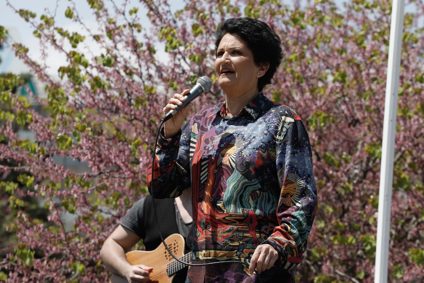 Η ΑΛΚΗΣΤΙΣ ΠΡΩΤΟΨΑΛΤΗ ΤΡΑΓΟΥΔΑΕΙ ΣΤΟΥΣ ΔΡΟΜΟΥΣ ΚΑΙ ΕΞΩ ΑΠΟ ΝΟΣΟΚΟΜΕΙΑ ΤΗΣ ΑΘΗΝΑΣ